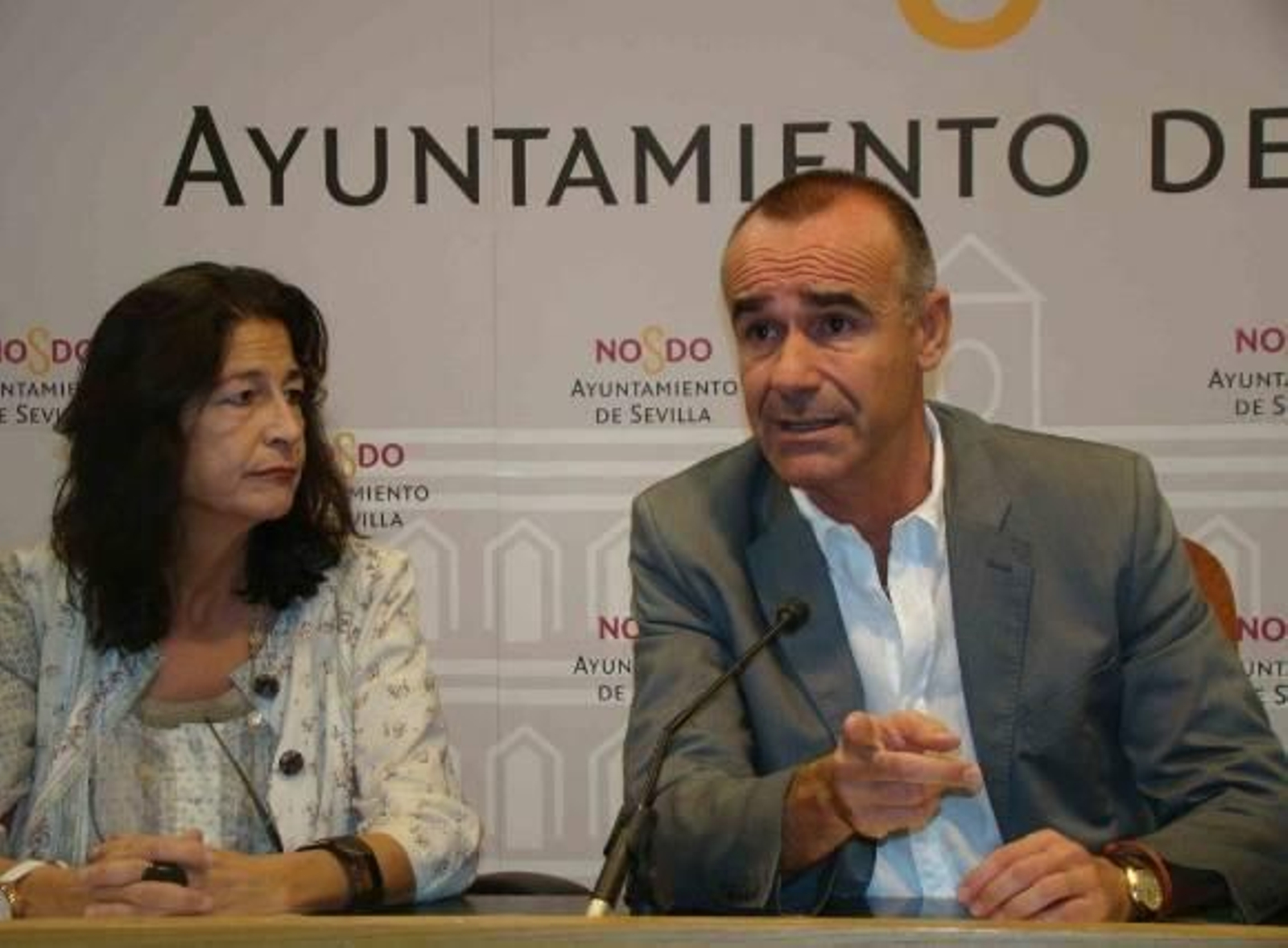 El PSOE exige a Zoido que aclare si encargó una encuesta con fines "políticos"