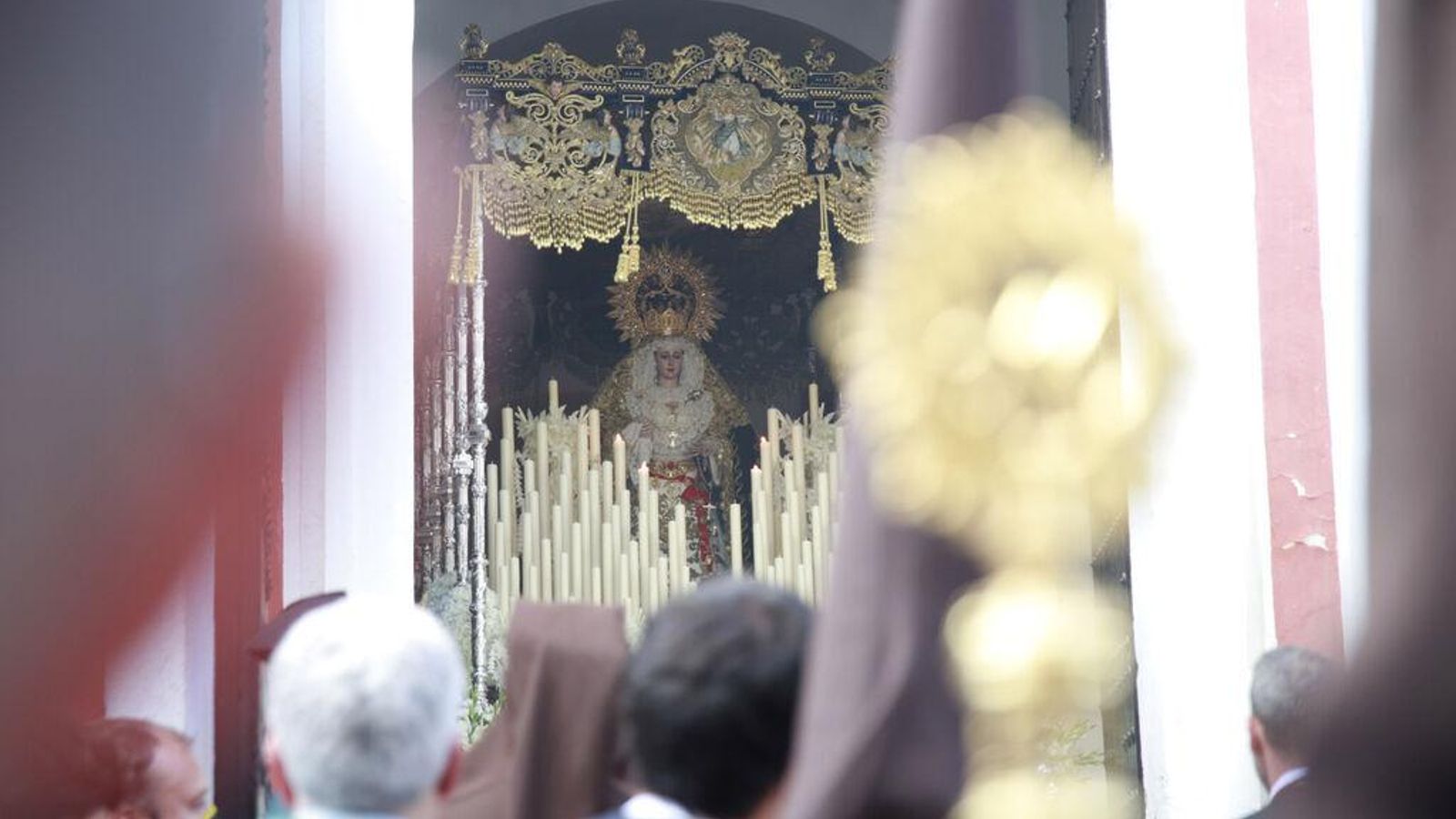 La Virgen de la Palma poco antes de salir