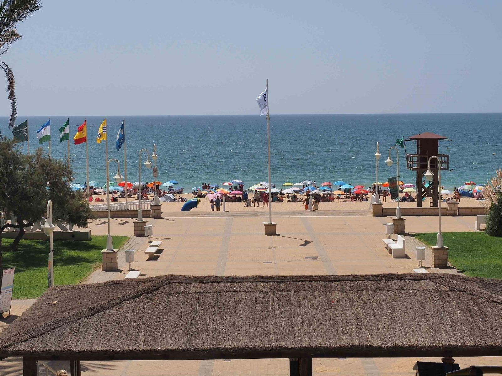 Ambiente de la playa de Islantilla una tarde de verano