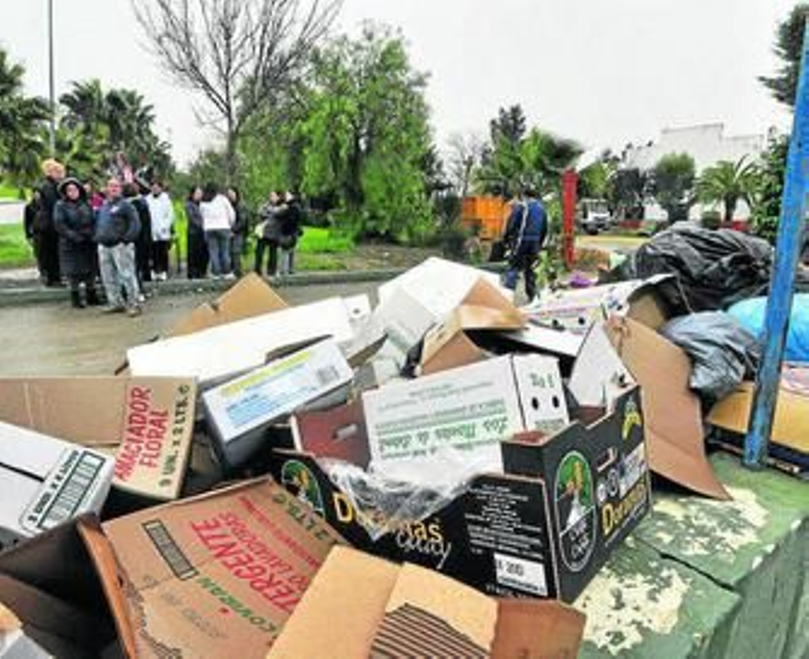 Basuras acumuladas ante las naves municipales de donde salen los camiones del servicio de recogida.