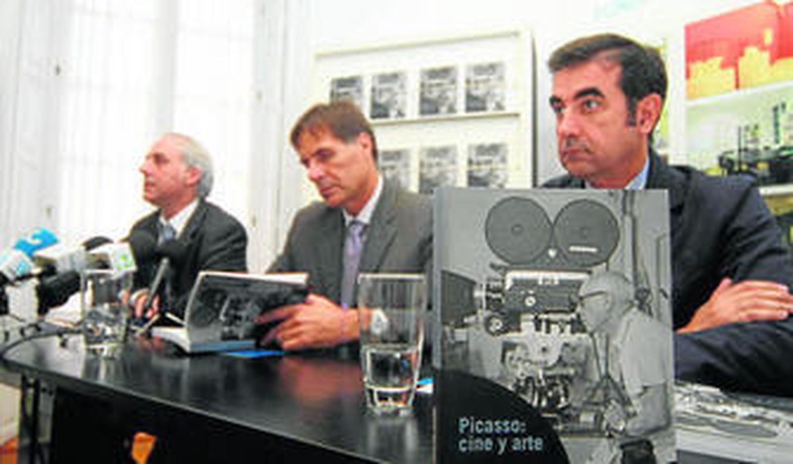 De izquierda a derecha, Antonio Gómez, Damián Caneda y José María Luna, director de la Fundación Picasso.
