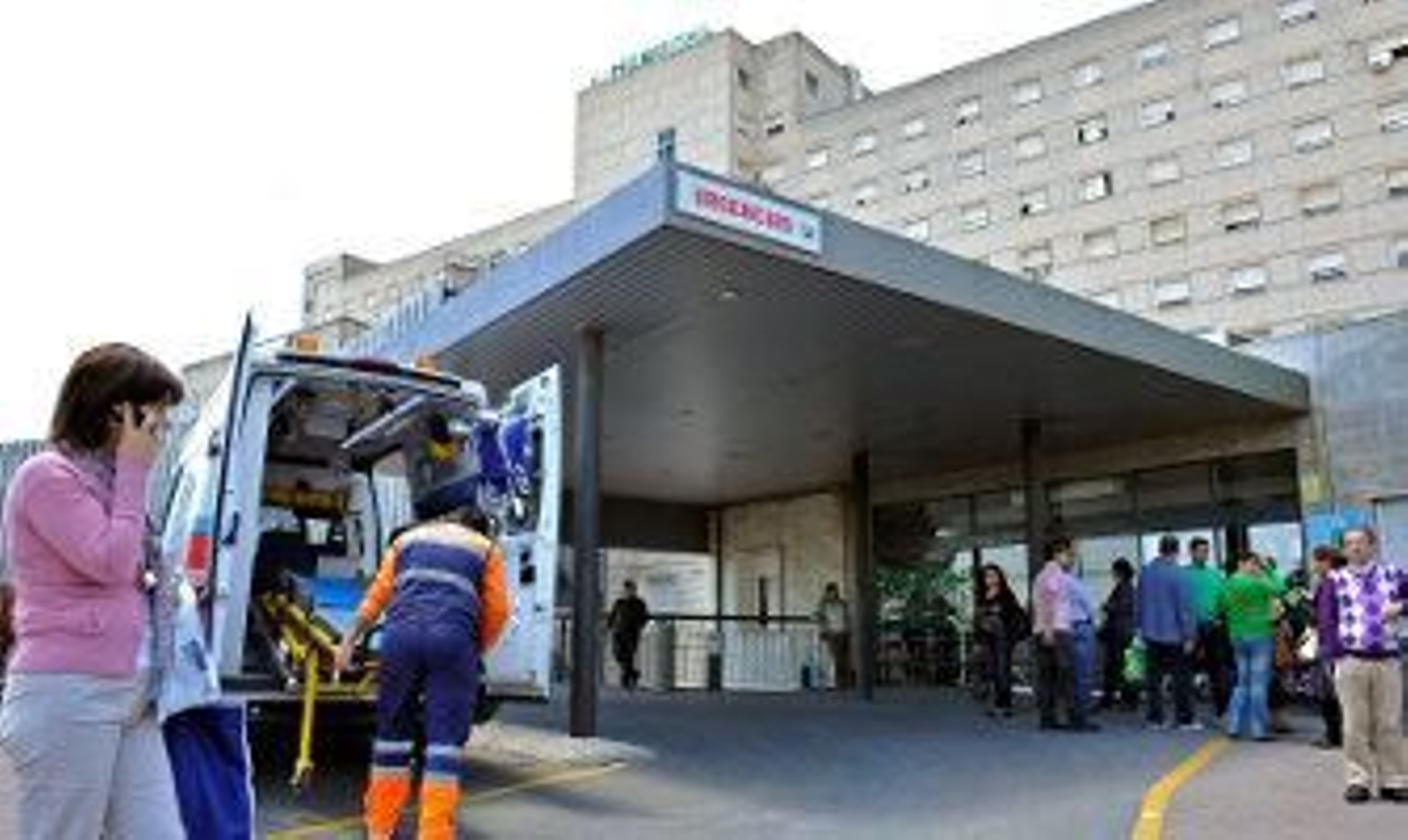 Piden a la Fiscalía andaluza que investigue el "colapso" en el Valme