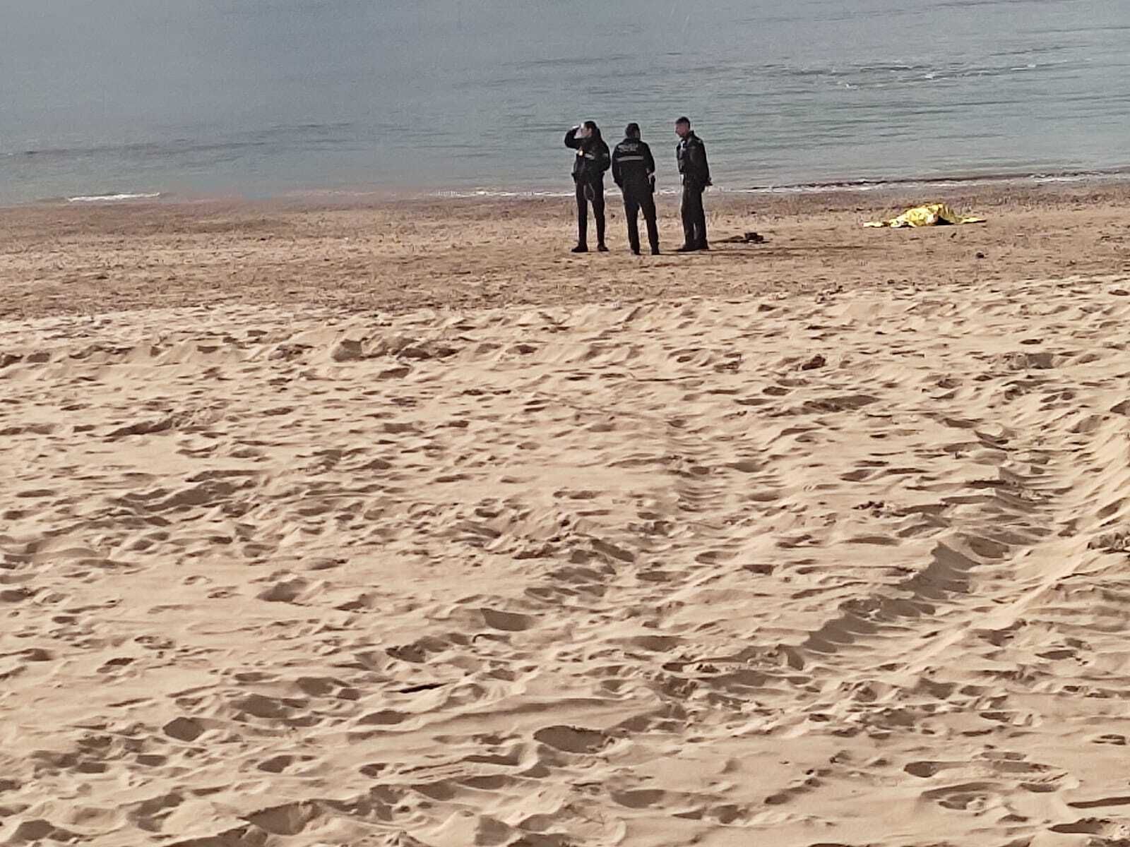 Agentes de la Policía Nacional junto al cuerpo sin vida del hombre