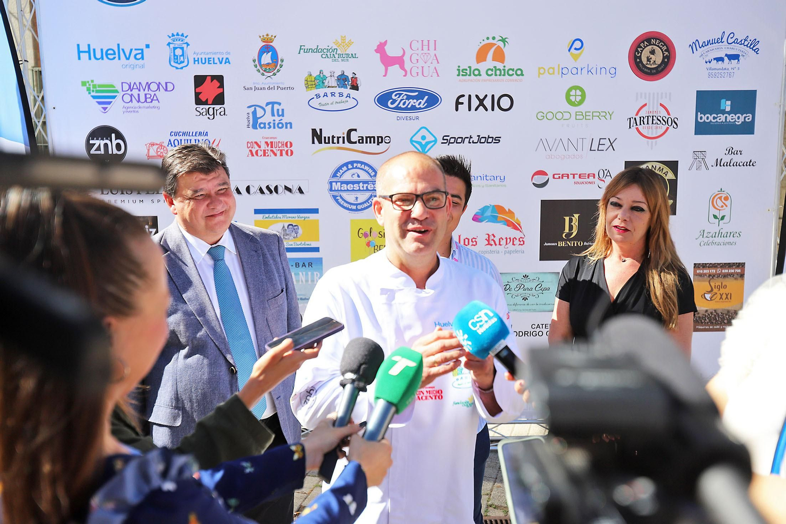 Imágenes del inicio del intento de conseguir el récord Guinnes de cortar jamón en Huelva