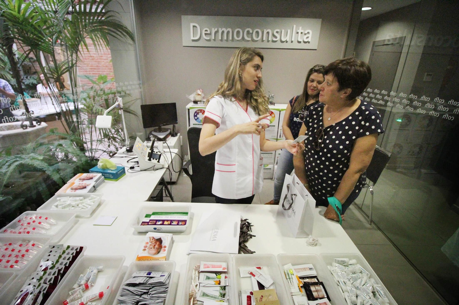 Imágenes de la jornada de puertas abiertas y circuito saludable en el Colegio de Farmacéuticos de Huelva