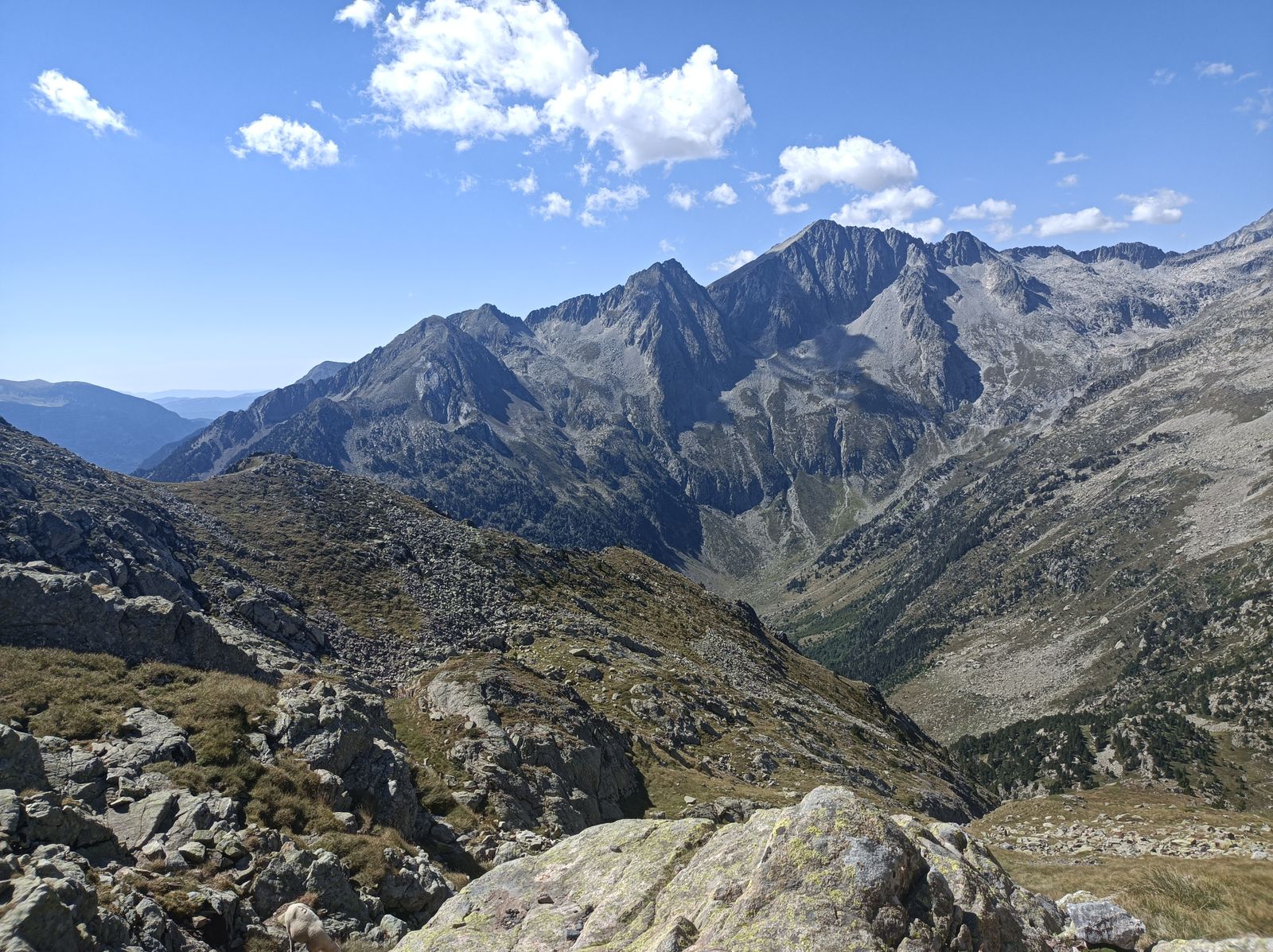 Vistas desde el Puerto, con varios tresmiles al frente.