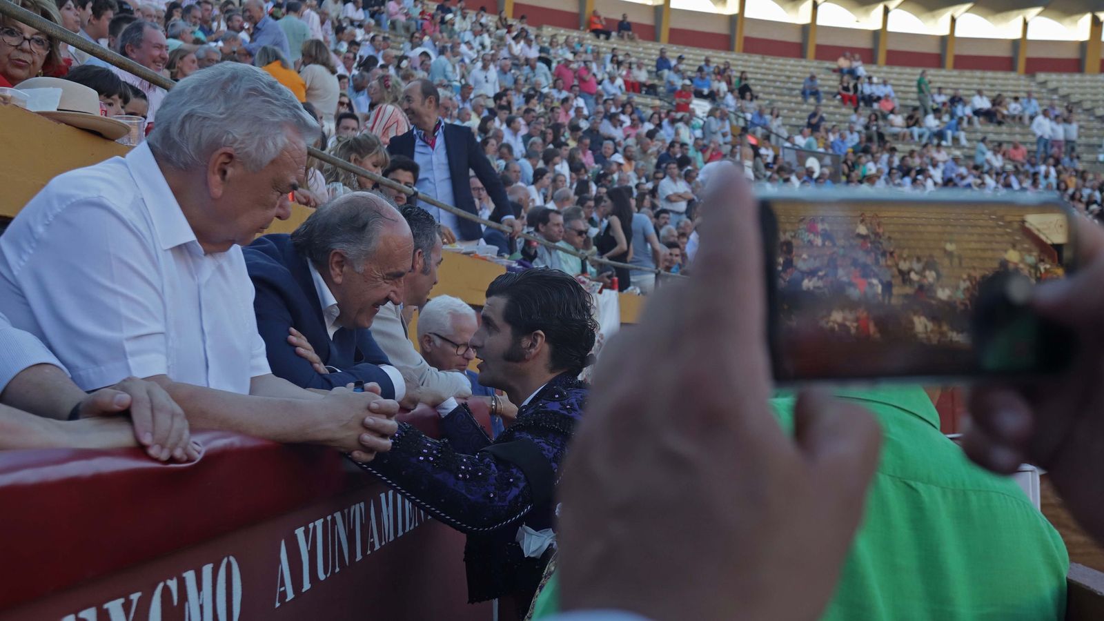 Morante de la Puebla saluda al alcalde de Algeciras, José Ignacio Landaluce, durante la Feria Real de 2022.