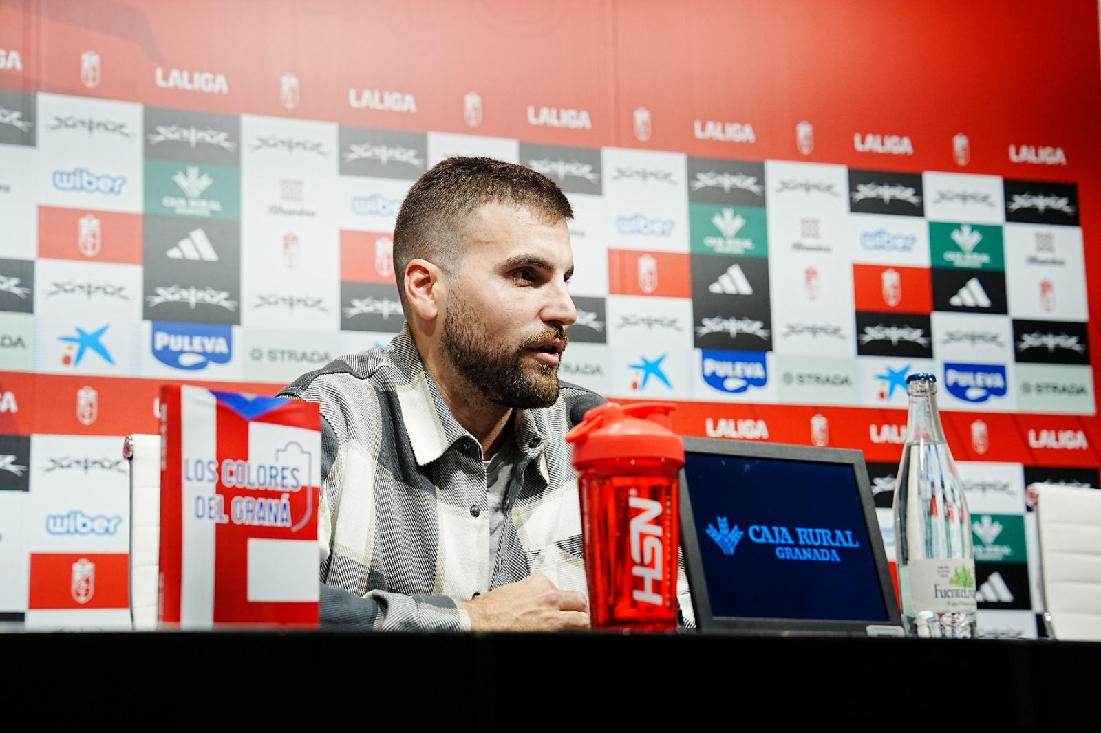 El nuevo libro sobre el Granada CF ya está a la venta.