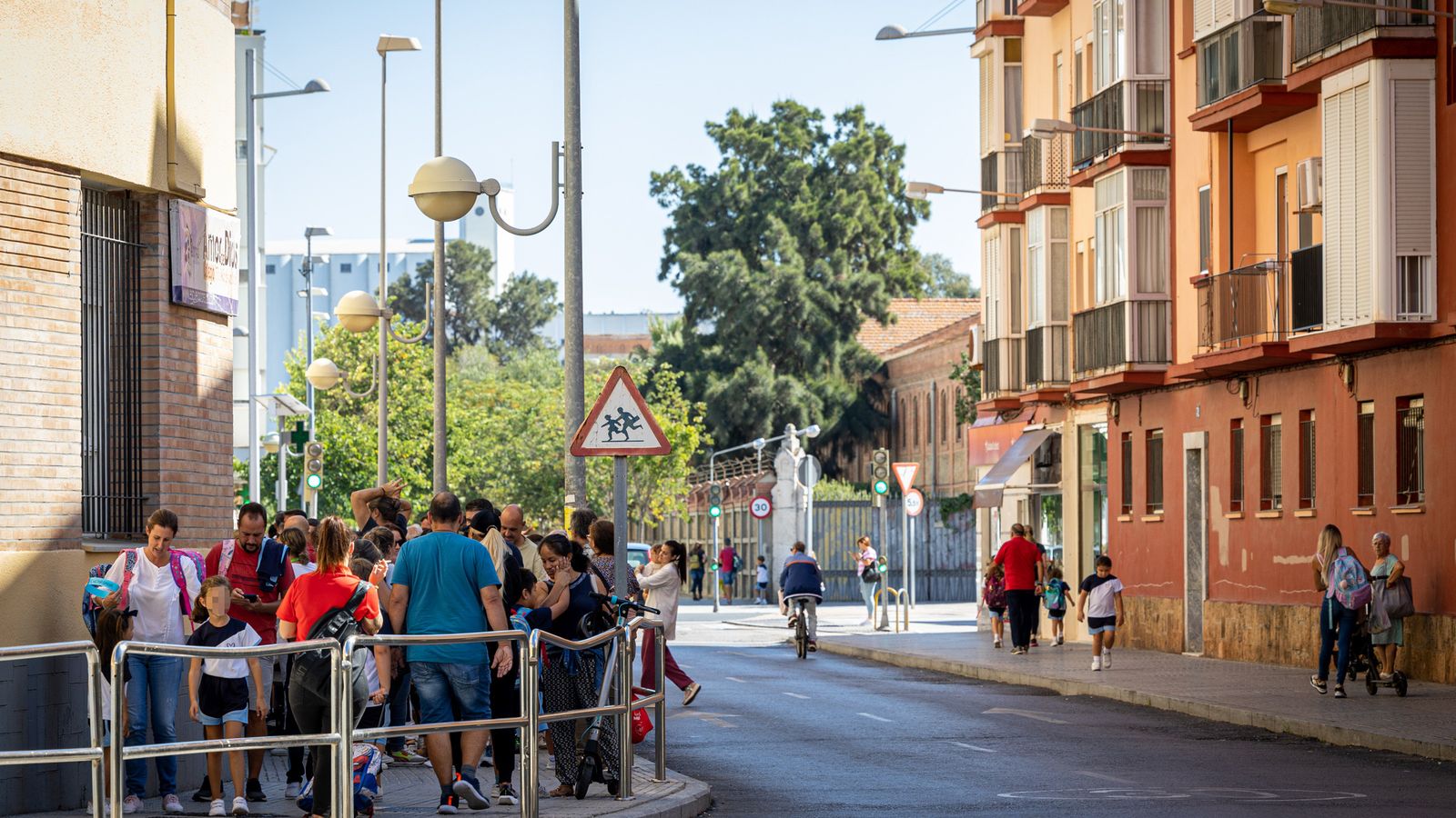 Acera de la Avenida Marconi, atestada a la hora de salida de los alumnos.