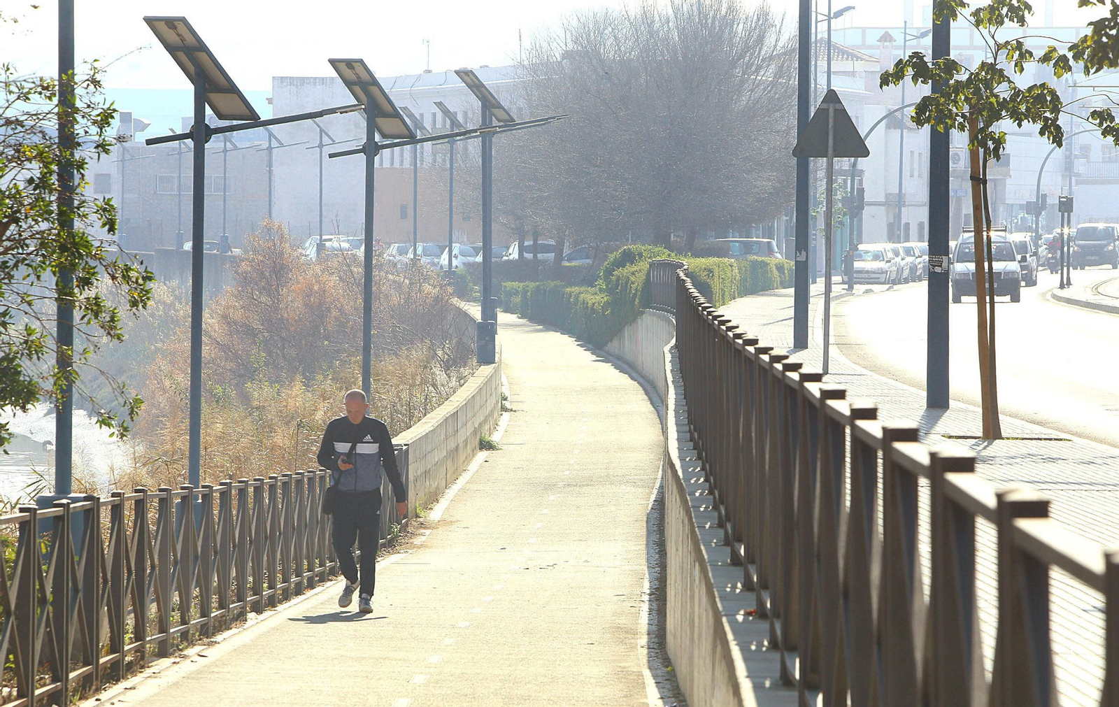Quejas por la falta de iluminación en el carril bici de Reyes Católicos