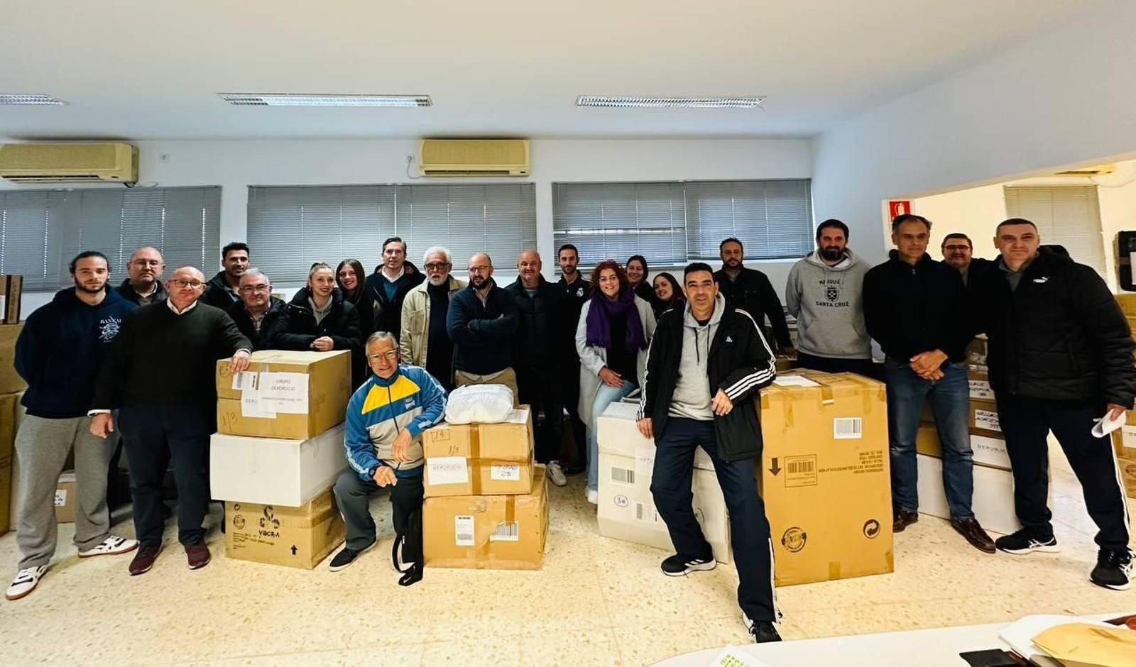 Un momento de la entrega de material deportivo a  clubes y colegios portuenses.
