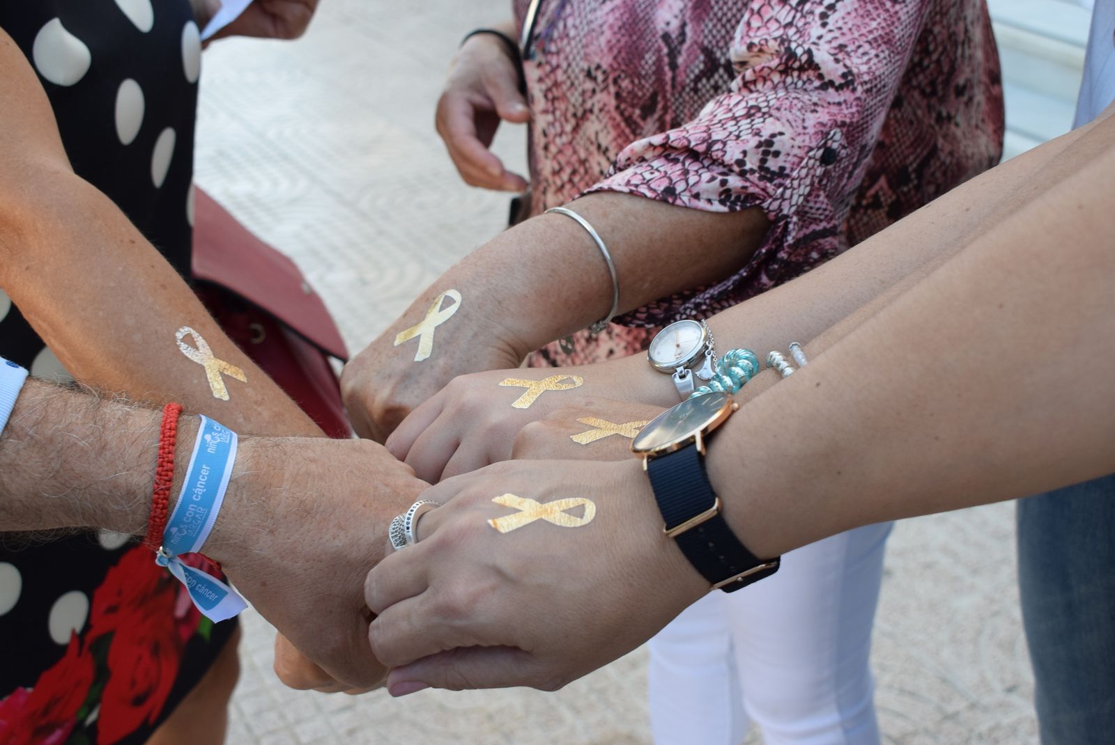 El lazo dorado que simboliza la esperanza, la luz y la sensibilización en el Día del Cáncer Infantil.