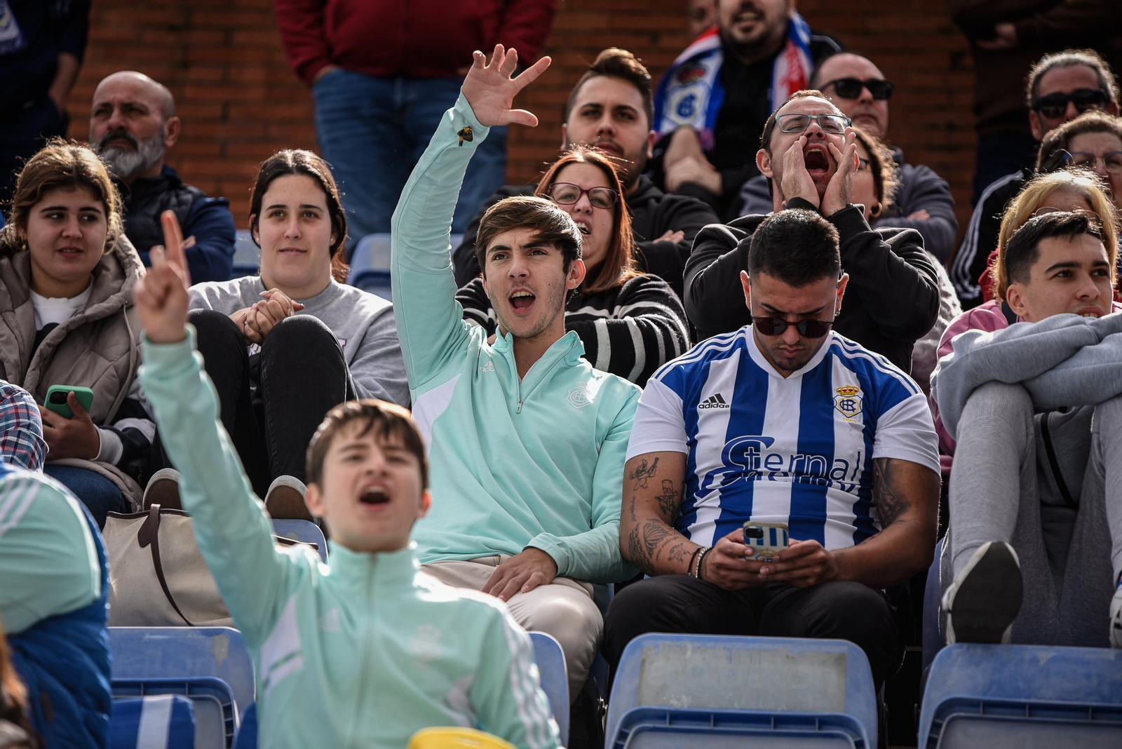 Imágenes de la afición en el Colombino en el Recreativo - Antequera