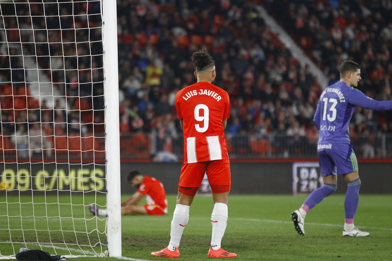 La U.D. Almería se impone por 1-0 al C.D. Mirandés y alcanza la segunda plaza, en imágenes