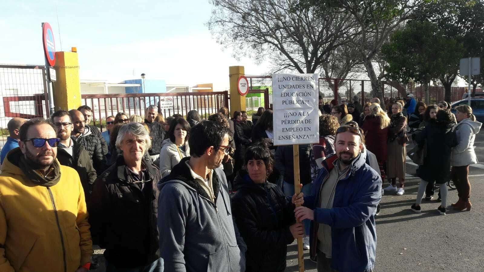 Un momento de la protesta este martes a las puertas del colegio.