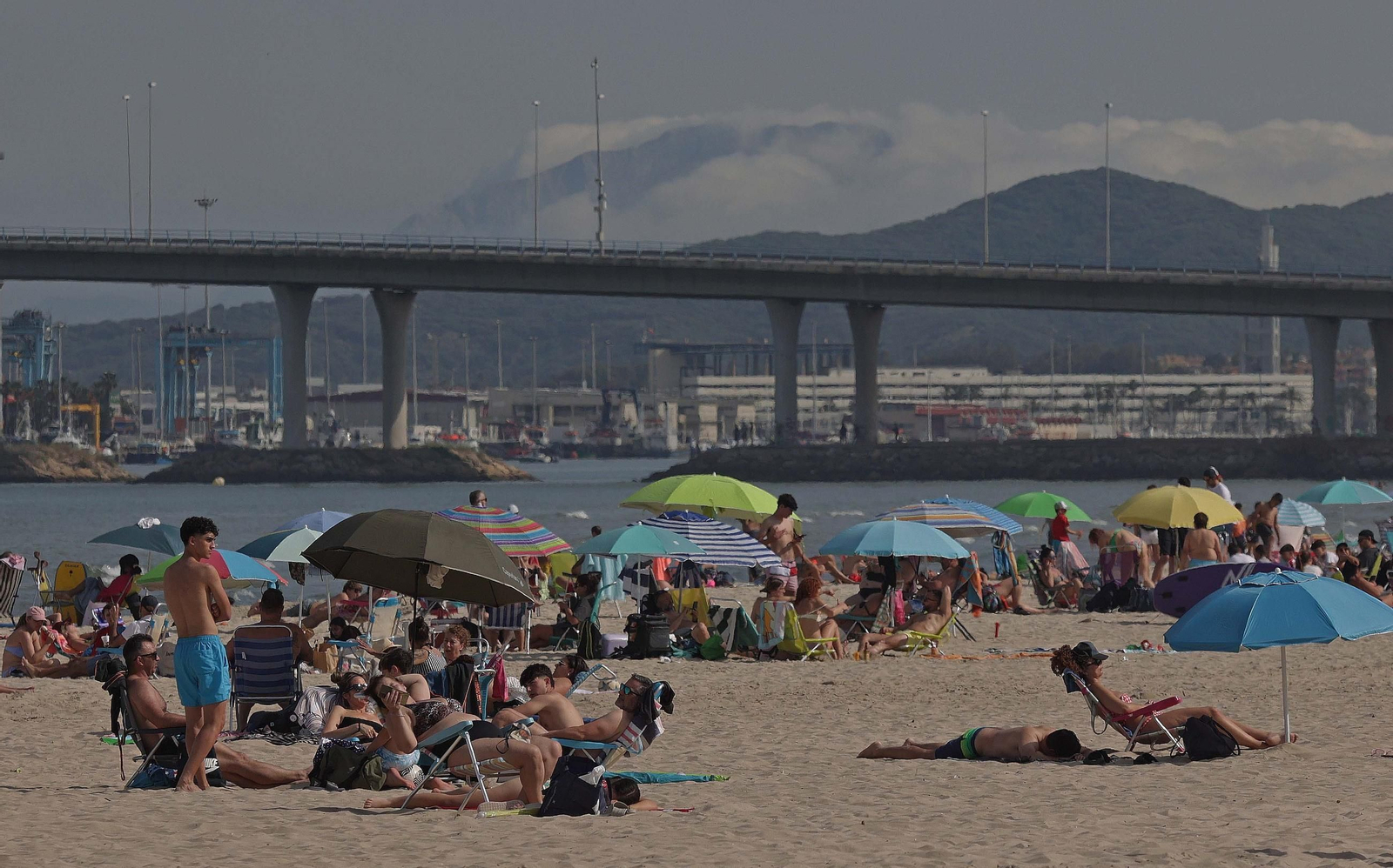 Familias disfrutando de la playa de El Rinconcillo.