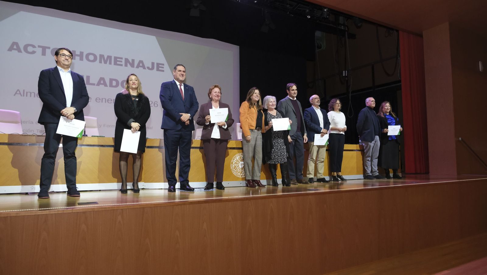 Los maestros docentes jubilados reciben su homenaje en la paraninfo de la UAL