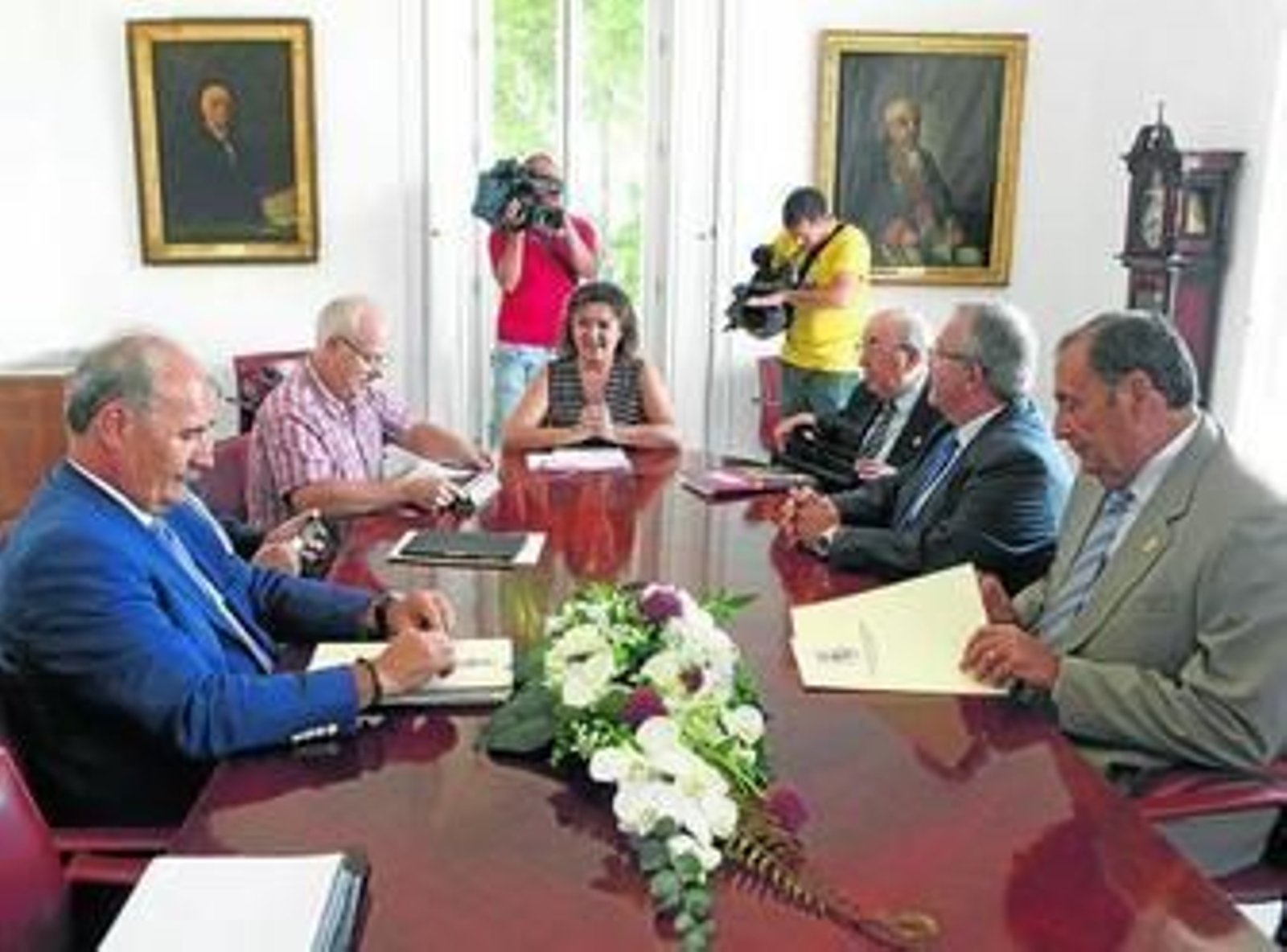 Los miembros del Consejo, en la reunión que mantuvieron ayer con Eva Tubío y José Vicente Barcia.