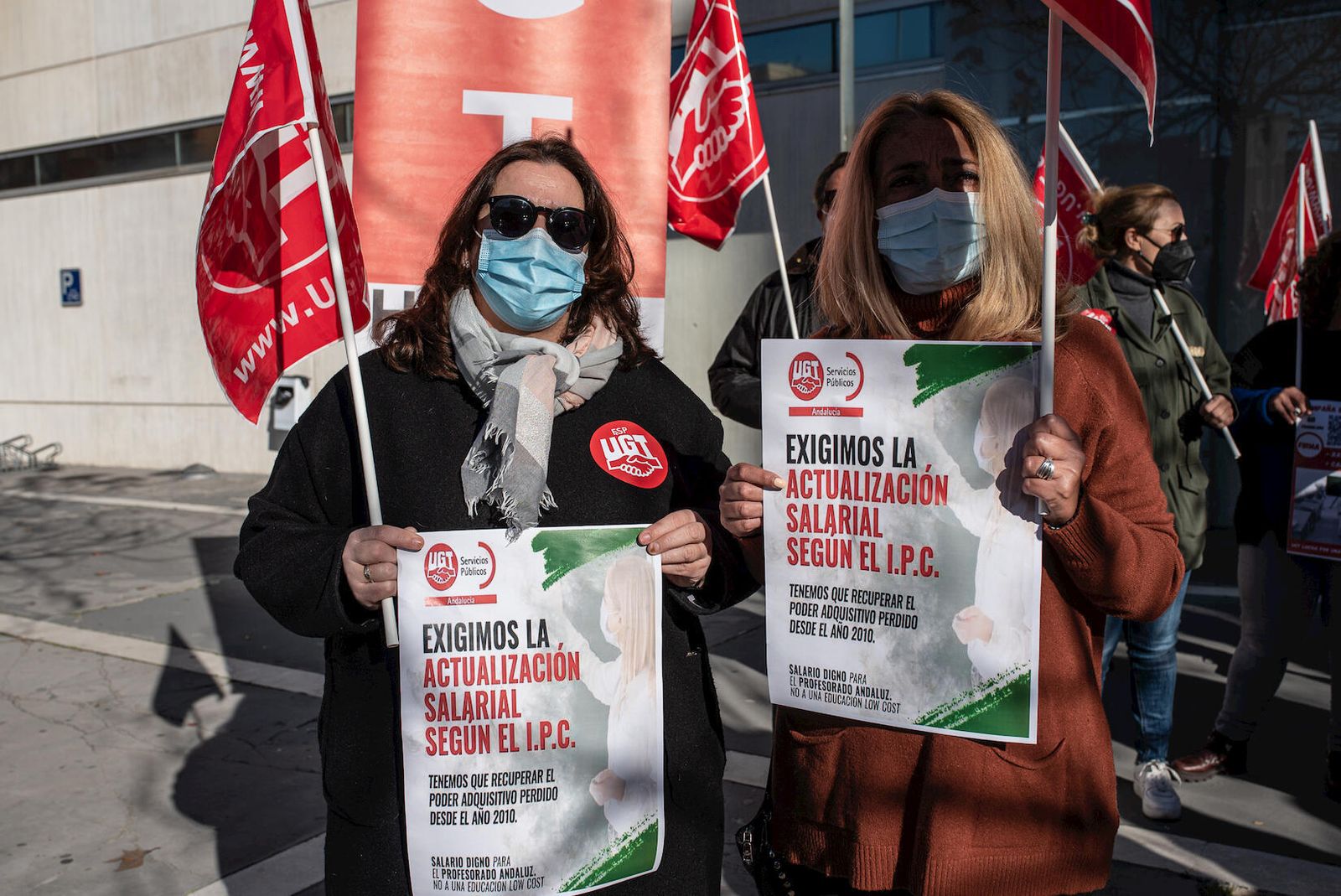Dos representantes de UGT en la concentración de este martes ante la Delegación de Educación. de Huelva
