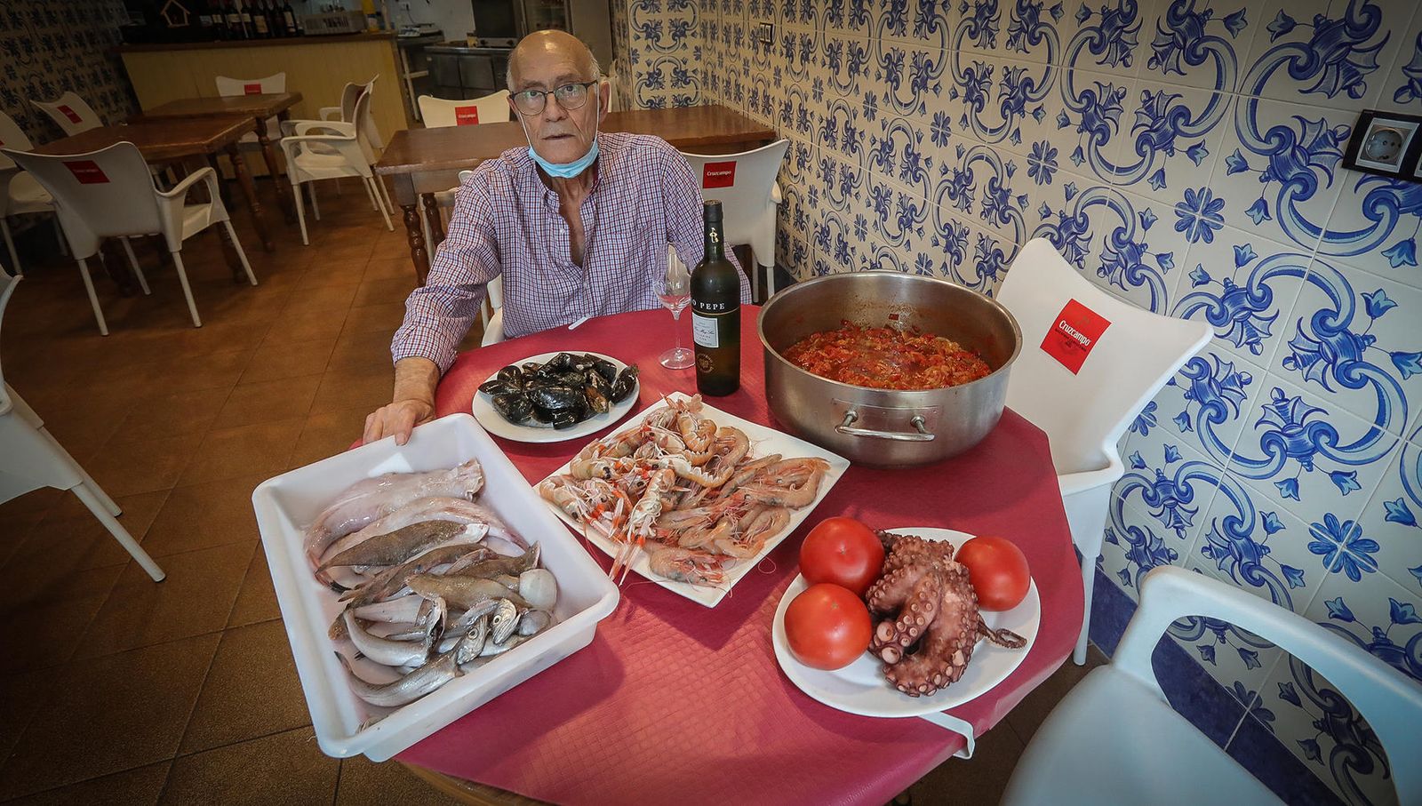 'El Chule', ayer en su local de la plaza de San Miguel con el género fresco listo para preparar para sus clientes.