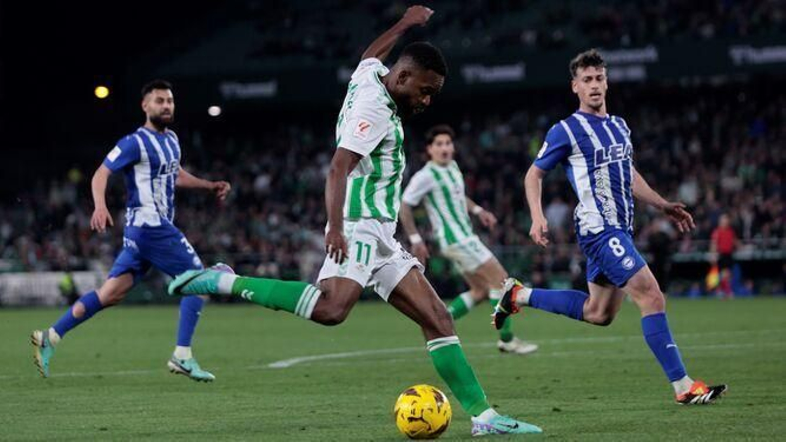 Bakambu dispara con la derecha en su debut y obliga a Sivera a sacar una mano extraordinaria.