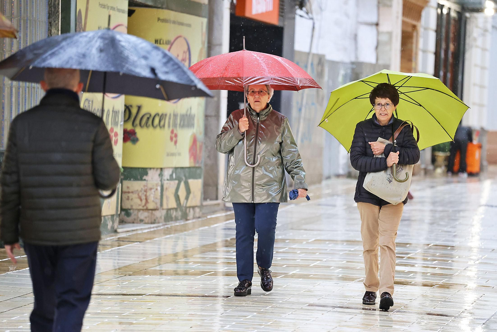 Las imágenes de la lluviosa mañana del jueves 13 de marzo en Huelva