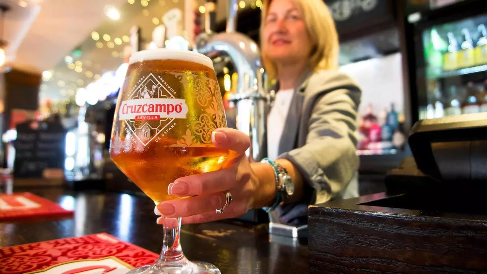 Una Cruzcampo servida en el pub West Ridings de Leeds, en Reino Unido