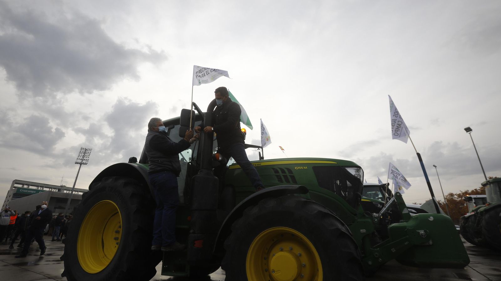 Tractoristas colocan banderas antes de la marcha Tractoristas colocan banderas antes de la marcha