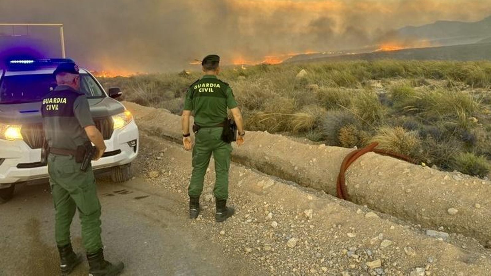 Agentes de la Guardia Civil en labores de vigilancia en un incendio forestal