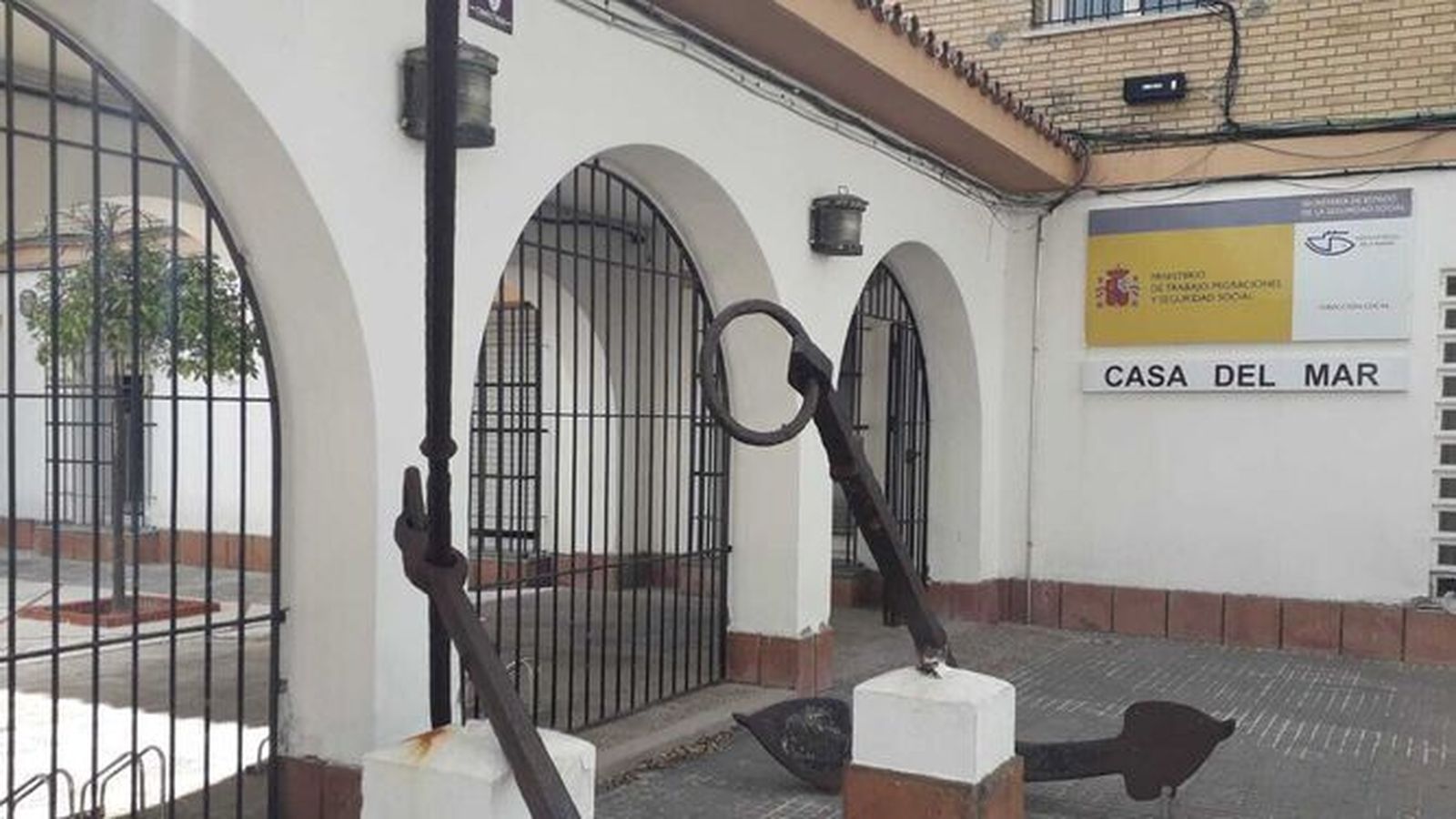 El PSOE denuncia el cierre del centro de salud de la Casa del Mar por las tardes.