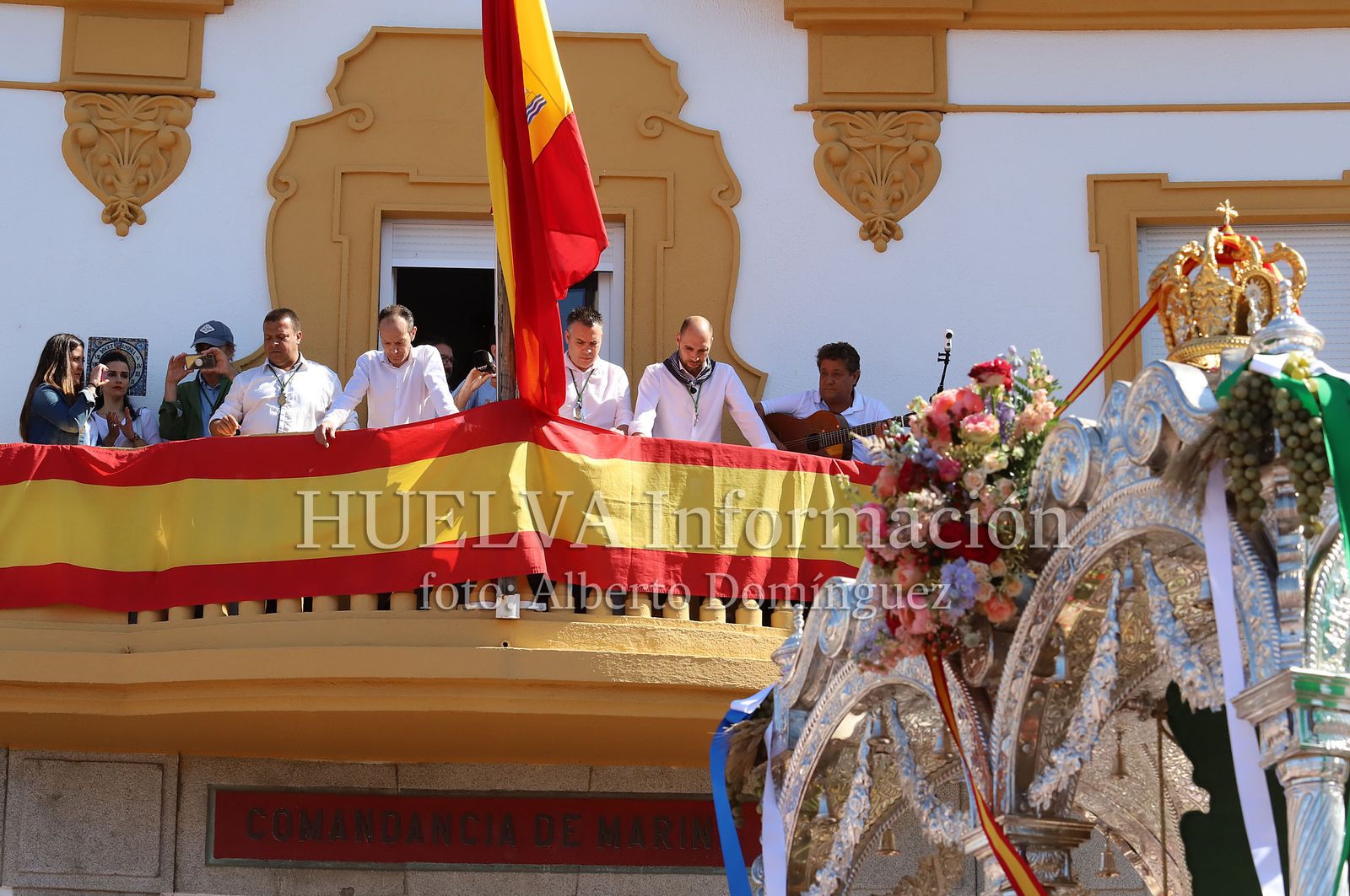 Imágenes de ambiente en la salida de la Hermandad de Huelva