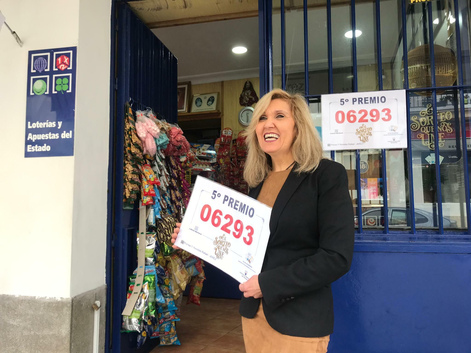 Isabel Barba posa ante su establecimiento con el quinto premio.