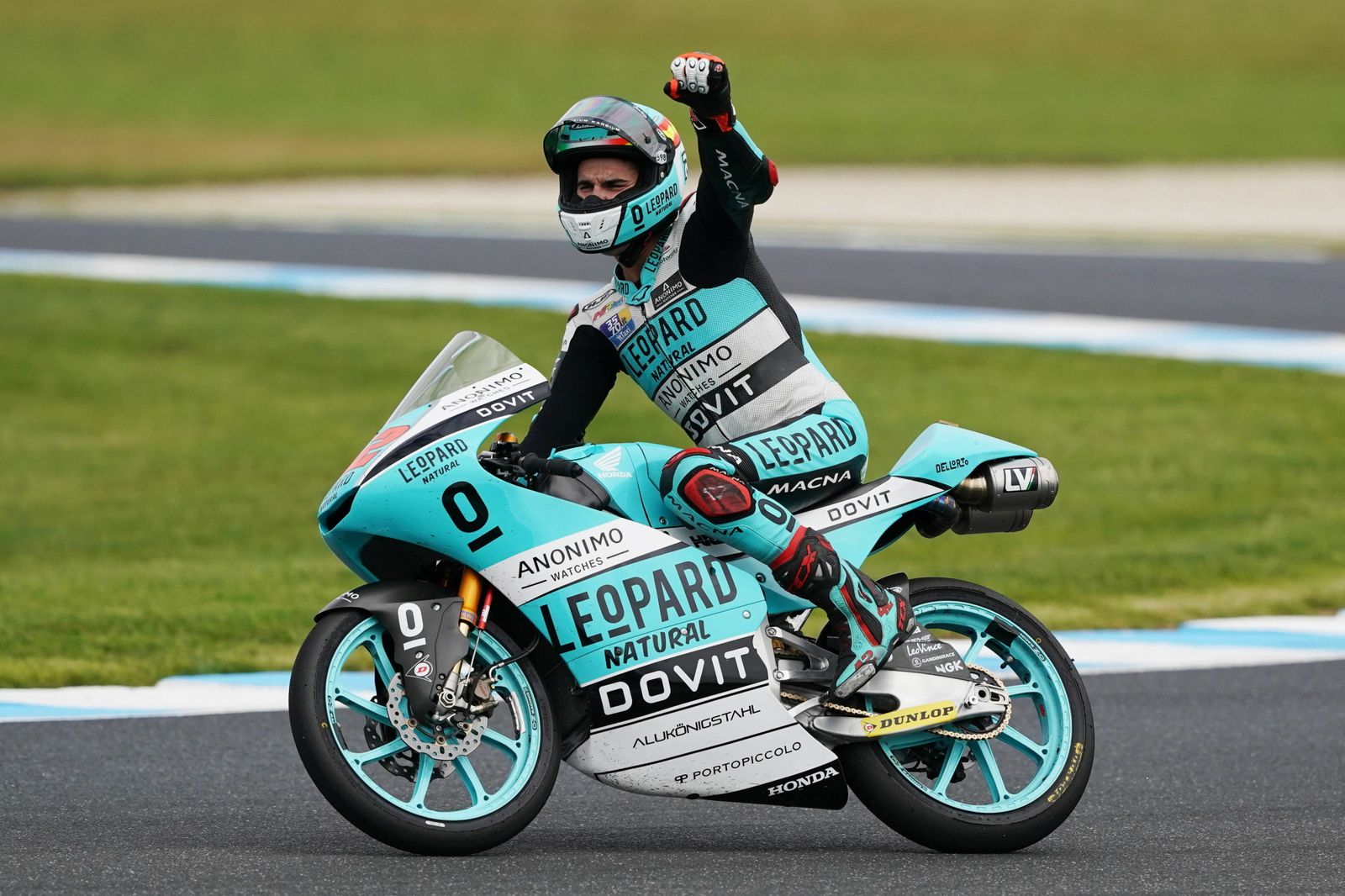 El conileño Marcos Ramírez celebra su segundo puesto en el Gran Premio de Australia de Moto 3