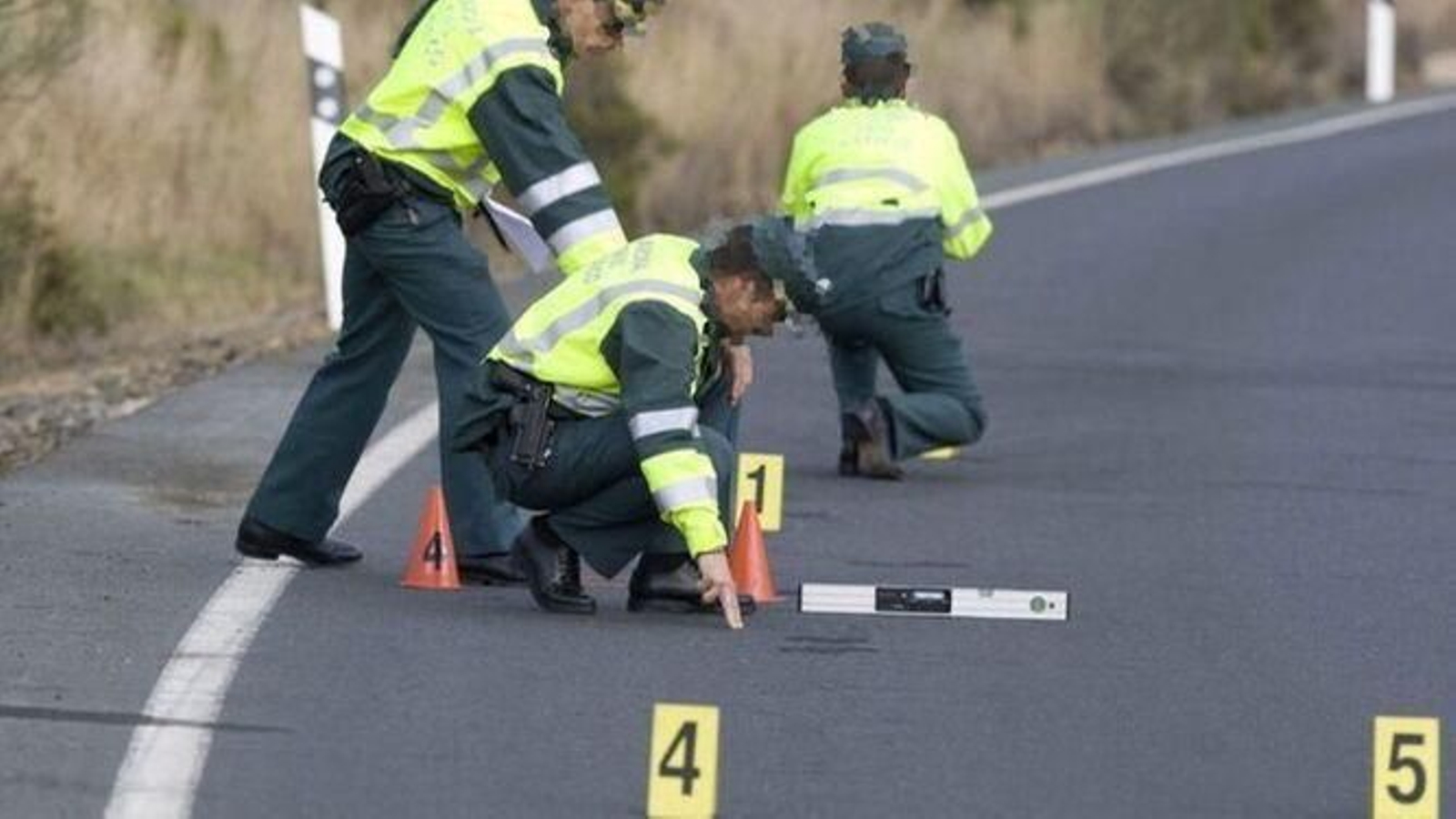 Agentes de la Guardia Civil tras un accidente de tráfico. Agentes de la Guardia Civil tras un accidente de tráfico.