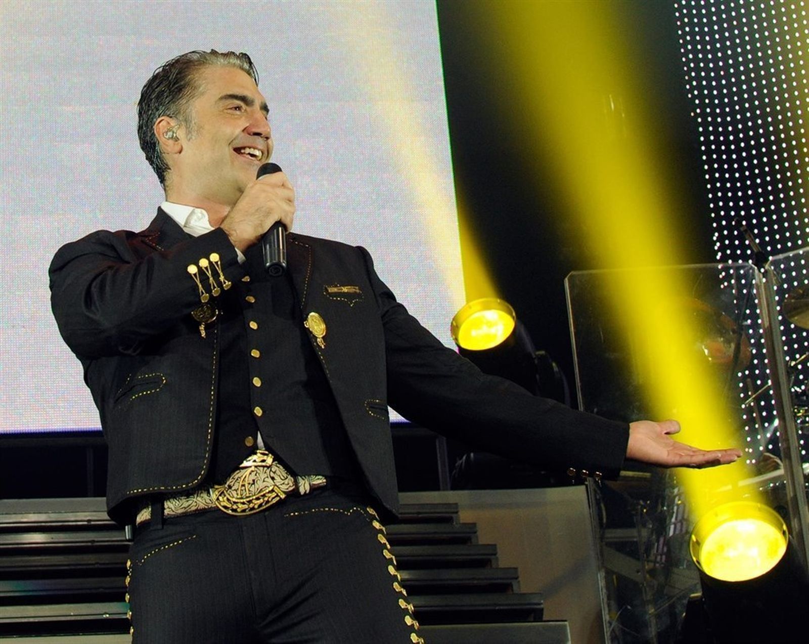 Alejandro Fernández se toma con humor la reacción de Twitter