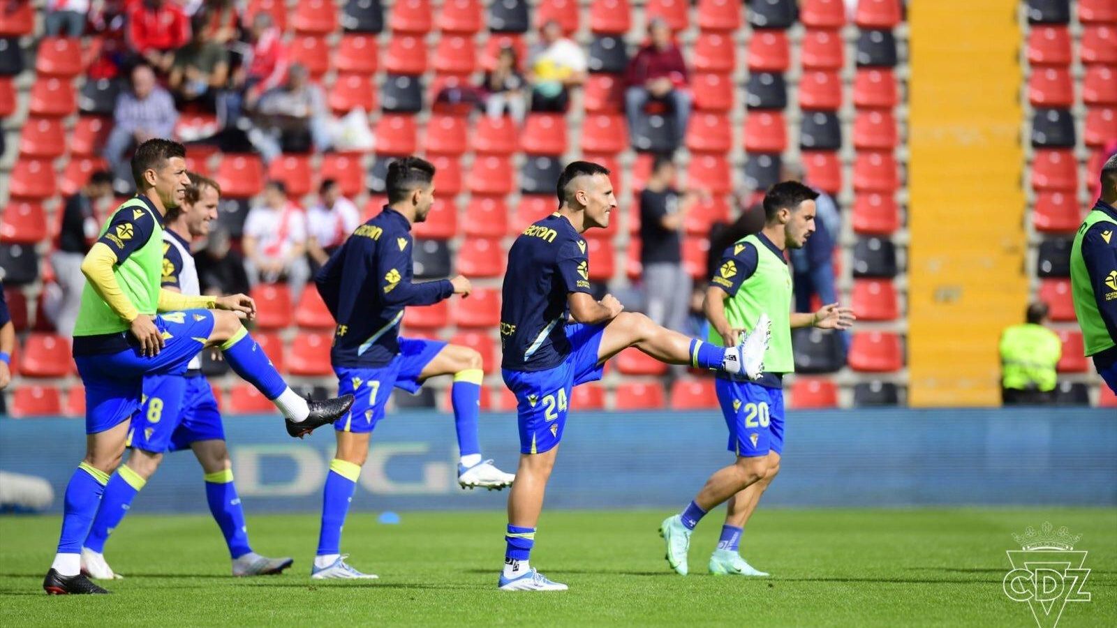 Calentamiento del equipo cadista.