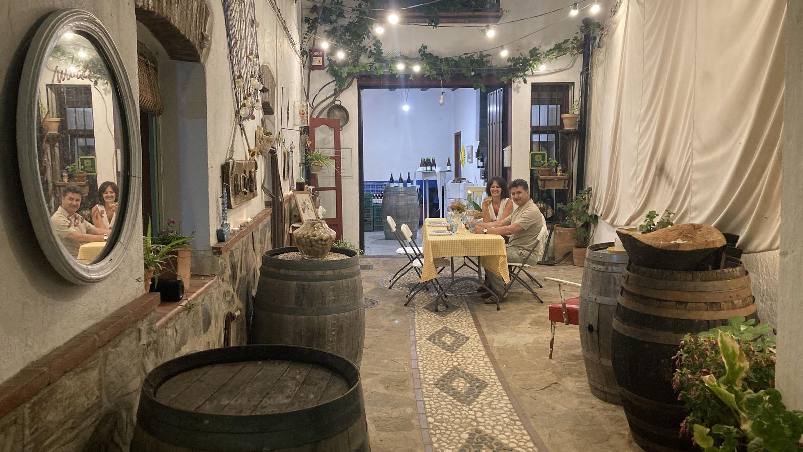 La bodega 28 Metros Cuadrados de Benalauría ofrece cenas en su callejón al fresco