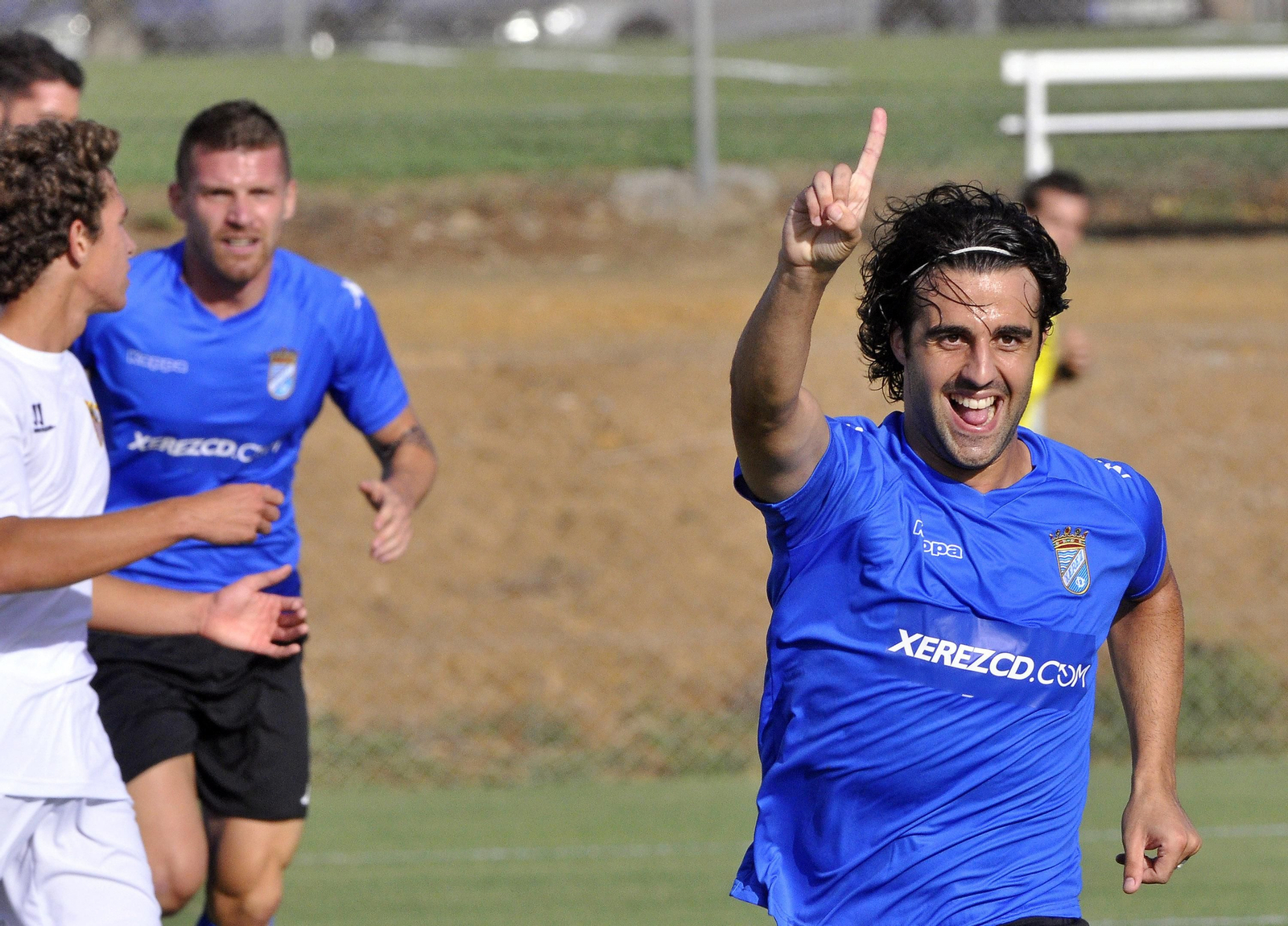 Toni Seoane celebra uno de los goles del Xerez CD en la única victoria del Deportivo en casa del Sevilla C.