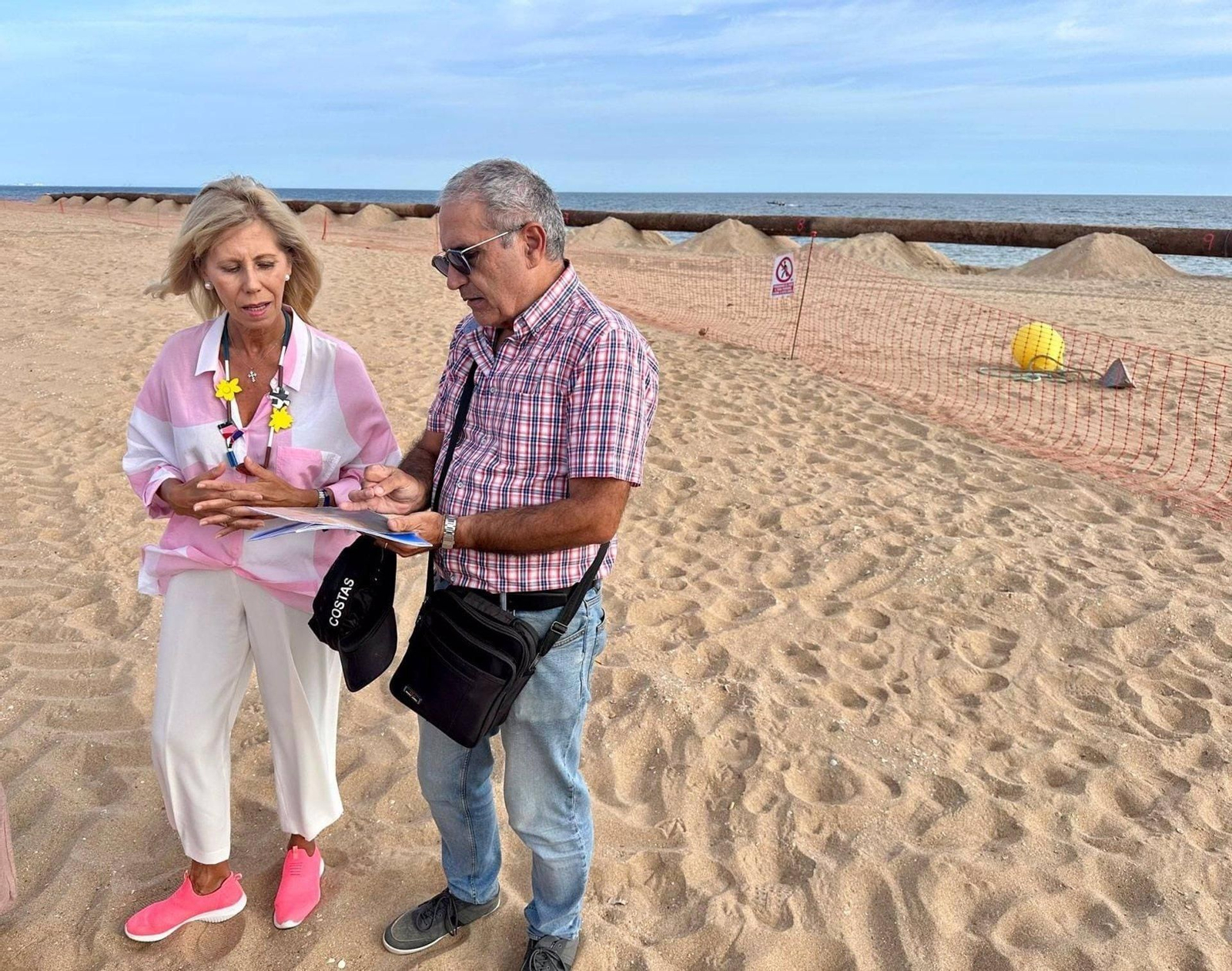 La subdelegada del Gobierno en Huelva, María José Rico, en una visita a la playa de La Antilla.
