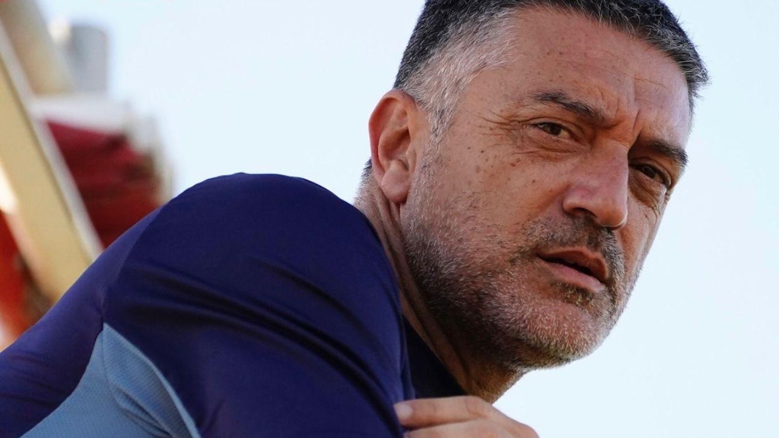 García Pimienta observa el entrenamiento del Sevilla subido a un andamio