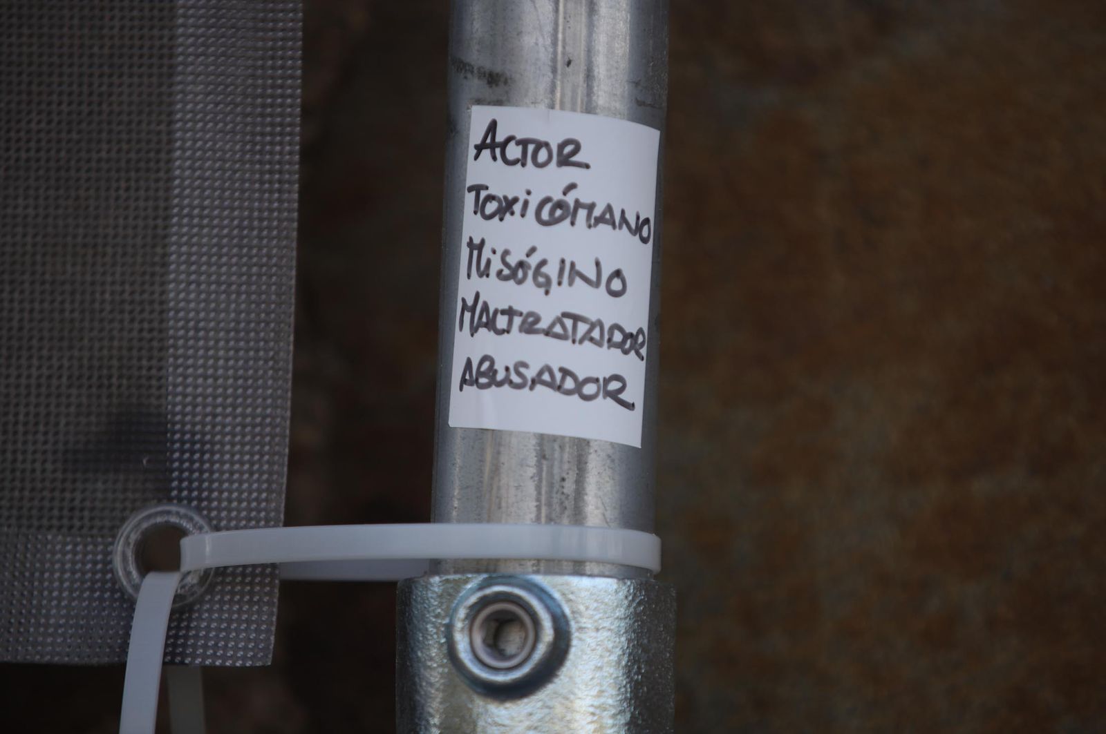 Imágenes  de los actos vandálicos en la exposición al aire libre de Jorge Fuembuena en la Avda Santa Marta