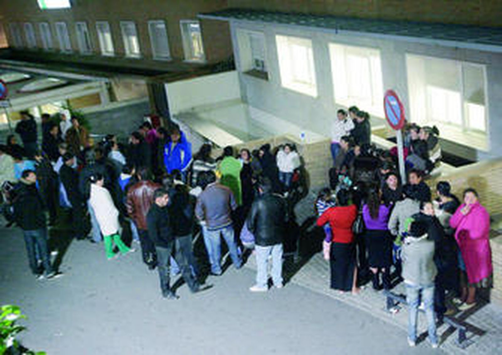 Un numeroso grupo de familiares se concentró todo el día en el hospital Virgen del Rocío, lo que obligó a la Policía a reforzar la seguridad.
