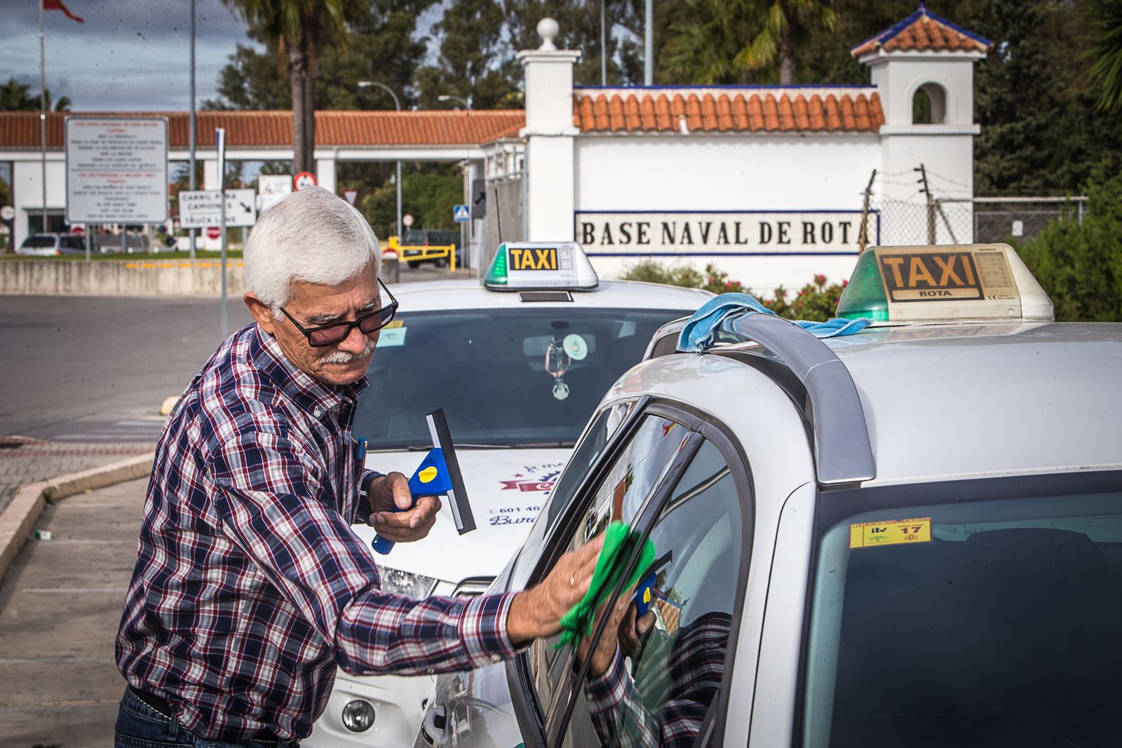 Un taxista frente a la entrada de la Base Naval de Rota. /Julio González