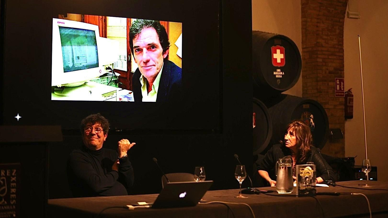 Pedro Ingelmo y Gloria Moreno, con una imagen de Juan Pedro Simó de fondo, durante la presentación 'Sorbos de sacristía'.