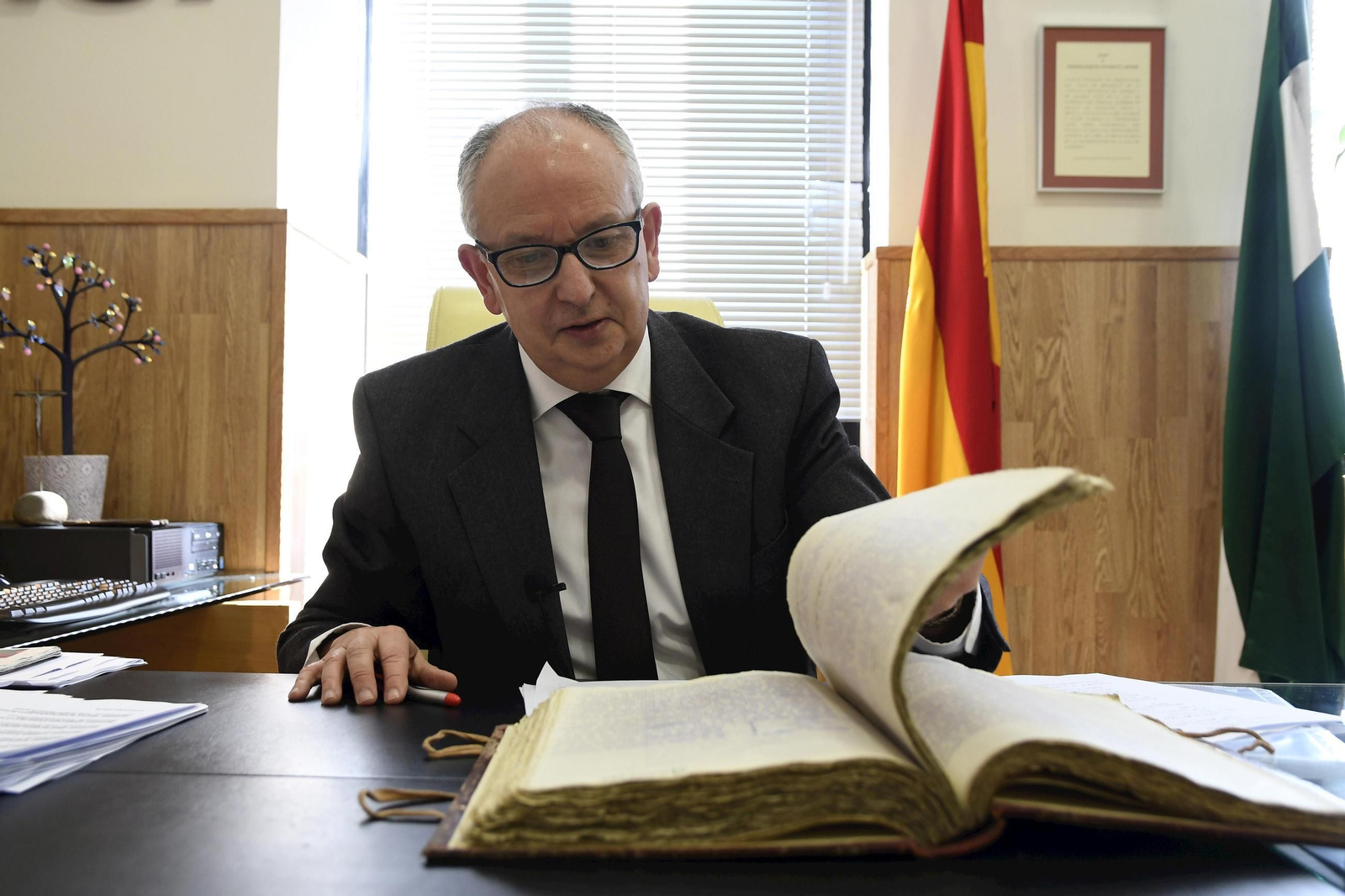 Luis Miguel Columna repasa documentos judiciales históricos