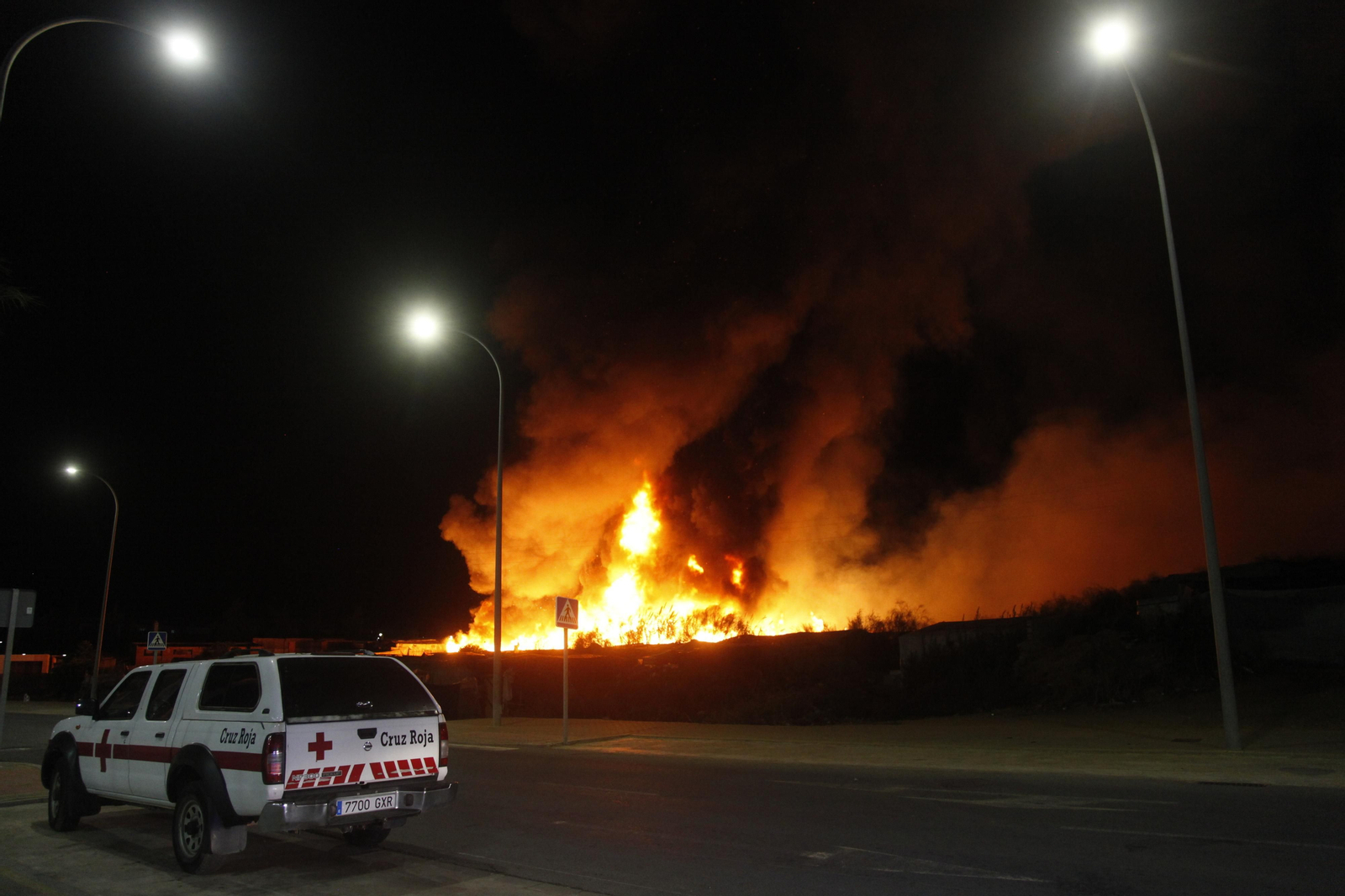 Un incendio obliga a evacuar un asentamiento chabolista en Lepe.
