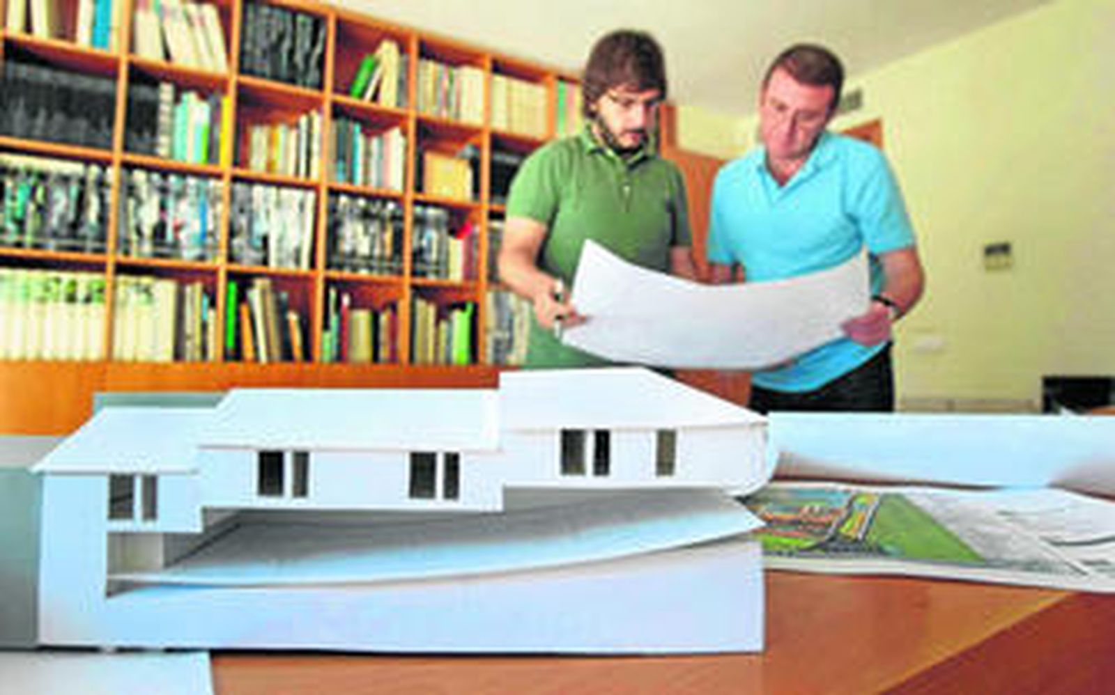 Dos arquitectos trabajando en su estudio.