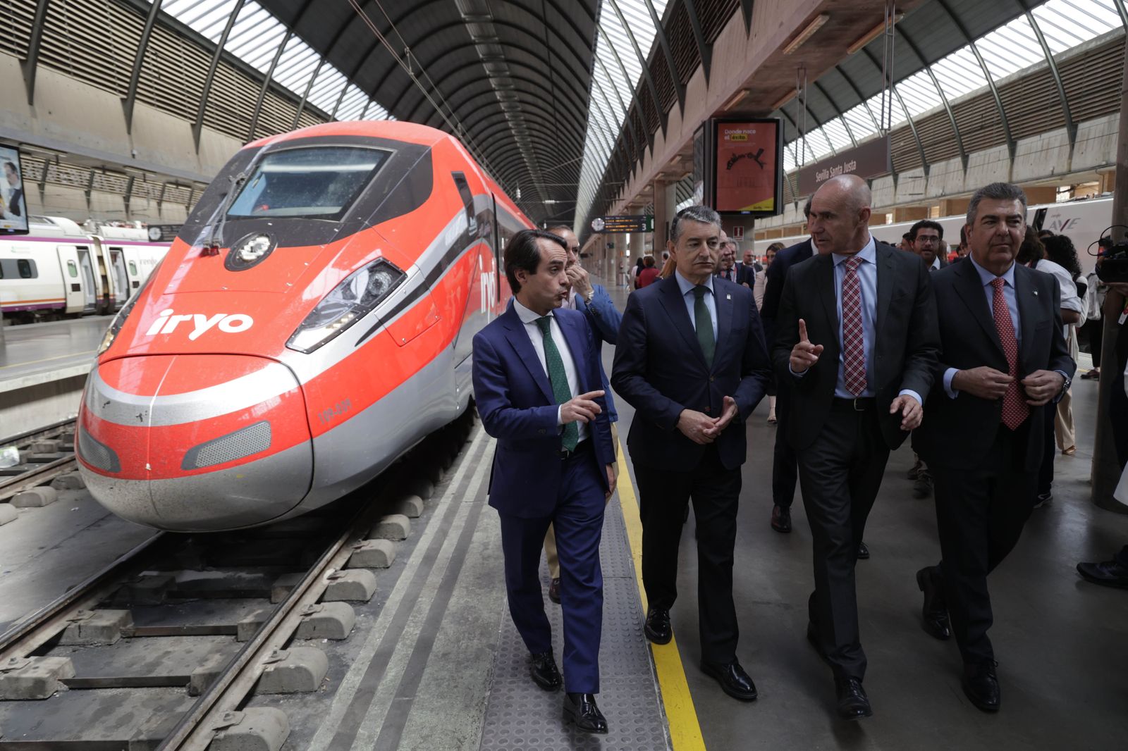 Autoridades junto al nuevo servicio privado de Alta Velocidad IRYO en Sevilla.