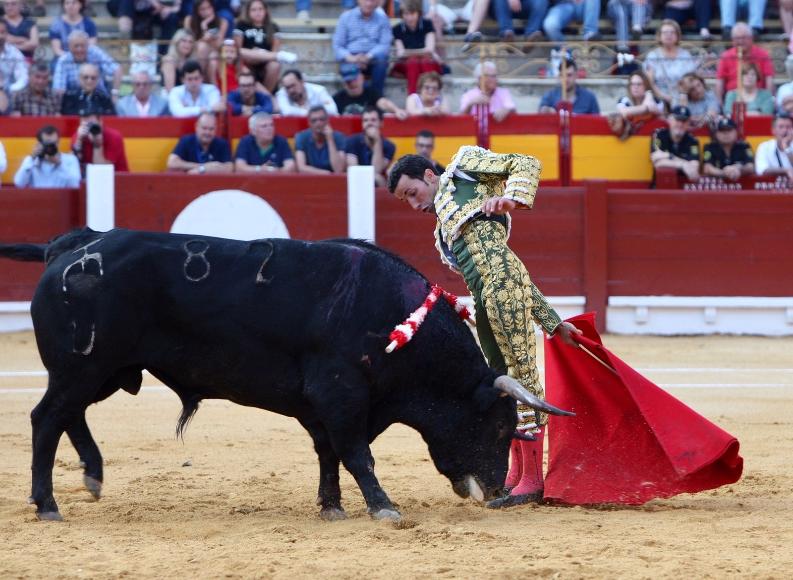 David de Miranda ejecuta una arrucina al primer toro de su lote ayer en Alicante.