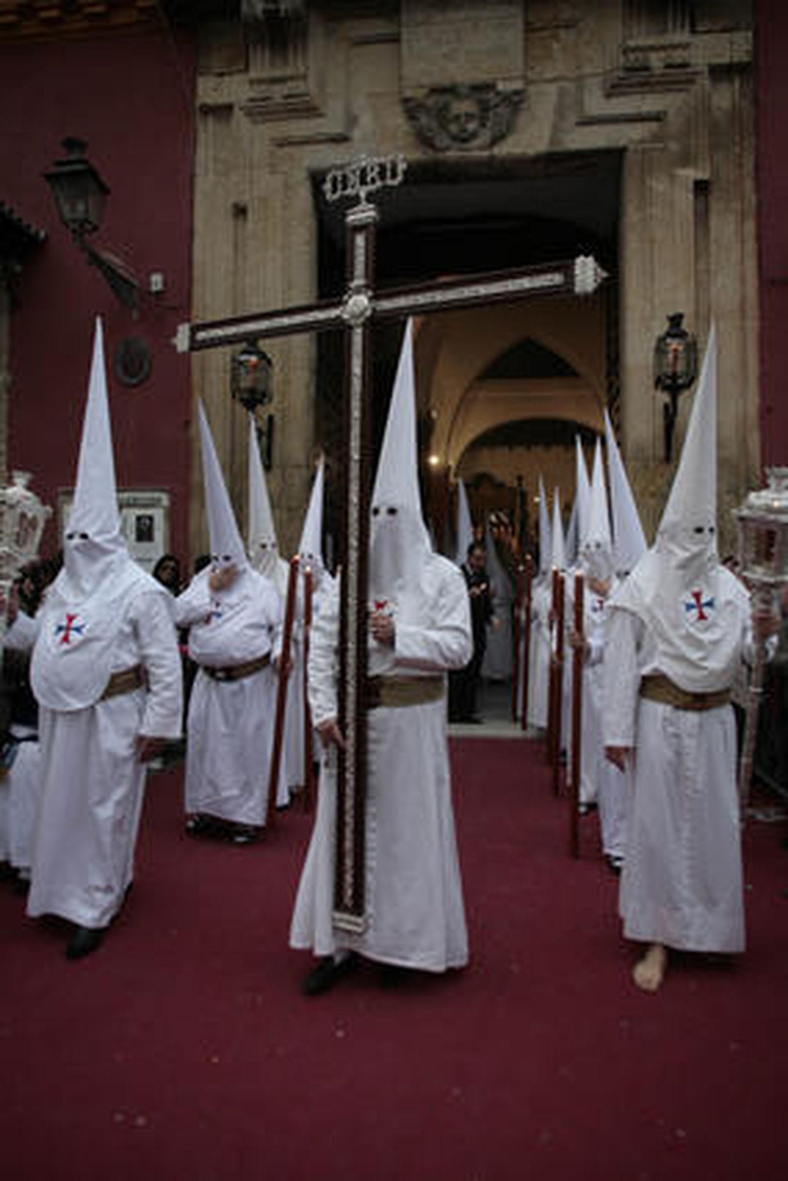 Nuestro Padre Jesús ante Anás y María Santísima del Dulce Nombre salen de San Lorenzo para realizar su Estación de Penitencia. 

Foto: Juan Carlos Muñoz
